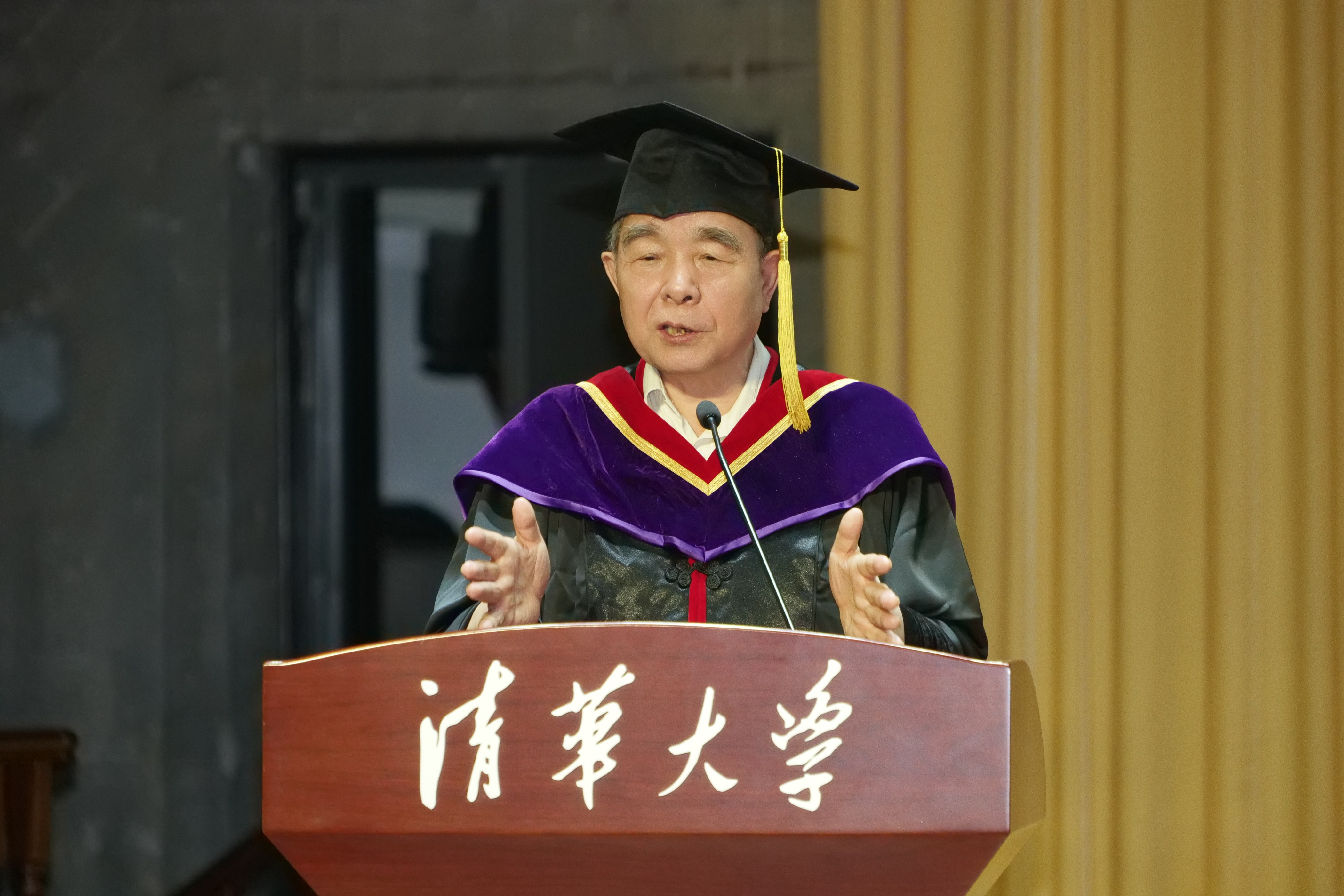 20240630-清华大学新闻与传播学院2024年毕业典礼成功举行-新闻学院-柳斌杰总结致辞.JPG