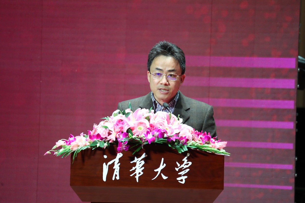 桌子上有粉色的花描述已自动生成 桌子上有粉色的花描述已自动生成