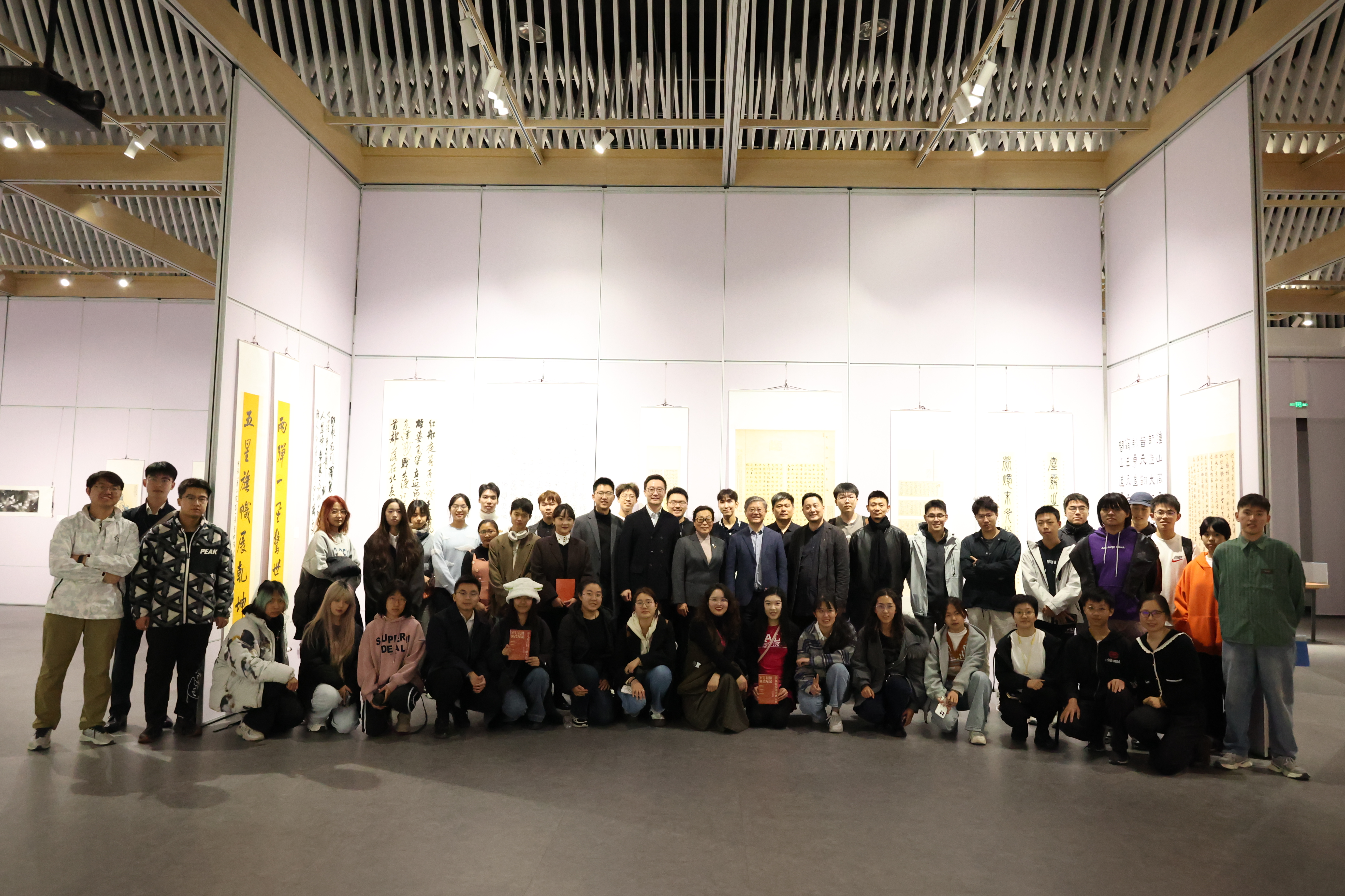 20241101-清华大学第九届校园书画大赛作品展开幕式-学生艺术团-全体人员合影.jpeg