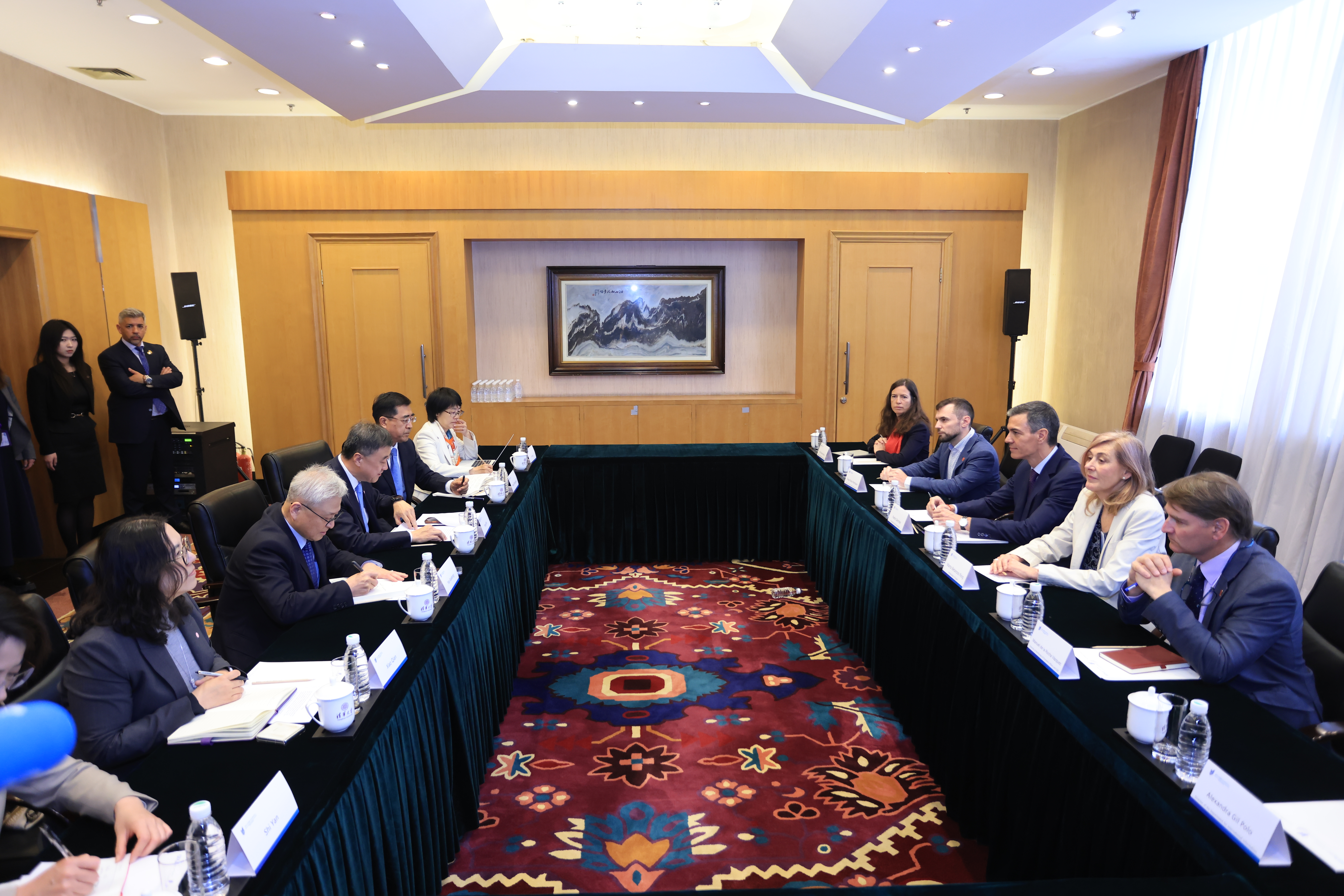 20260413-西班牙首相桑切斯访问清华-宣传部摄-桑切斯与专家学者交流3.JPG