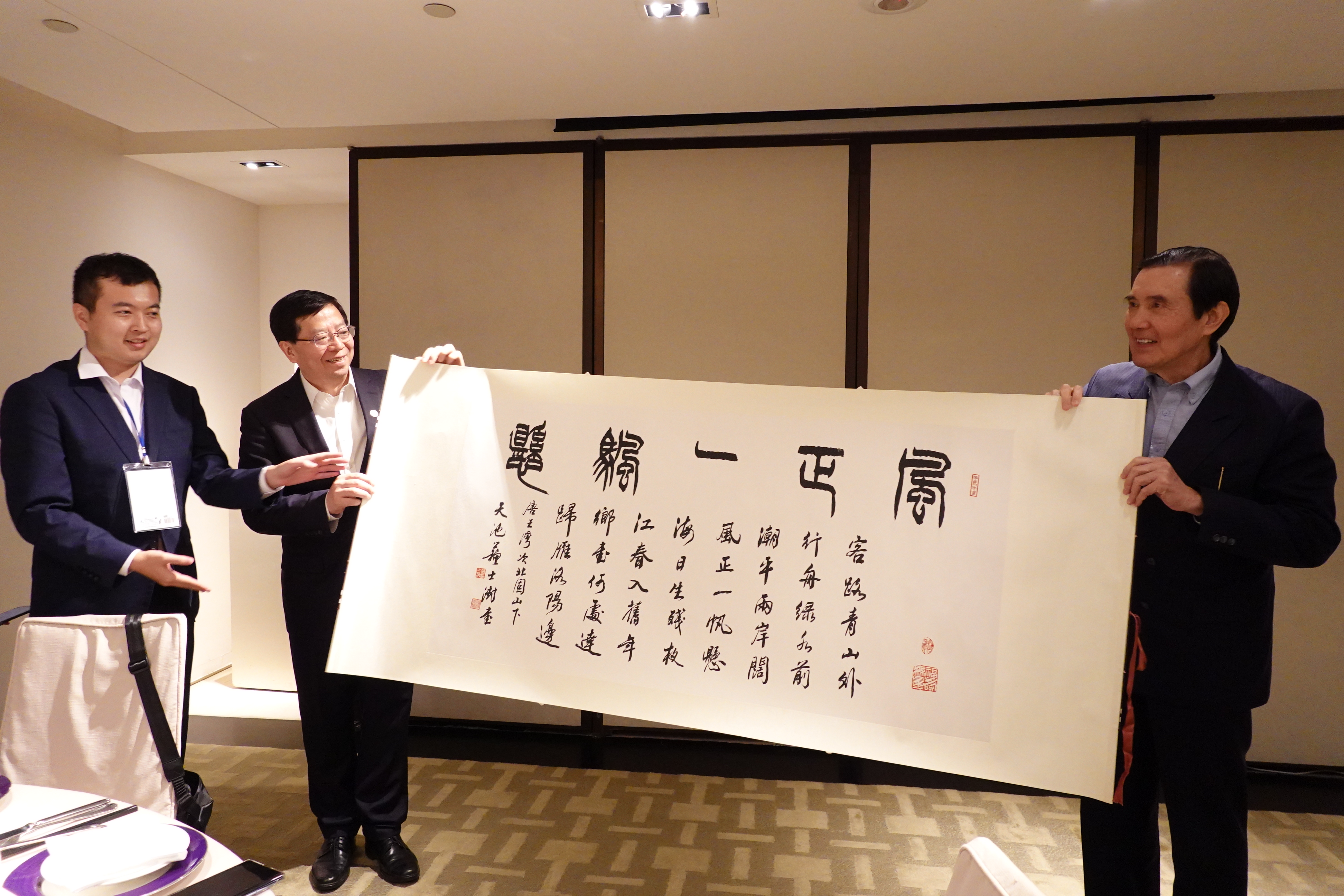 20241128-邱勇率大陆高校师生团赴台访问 获当地民众热烈欢迎-访台-图6.jpg