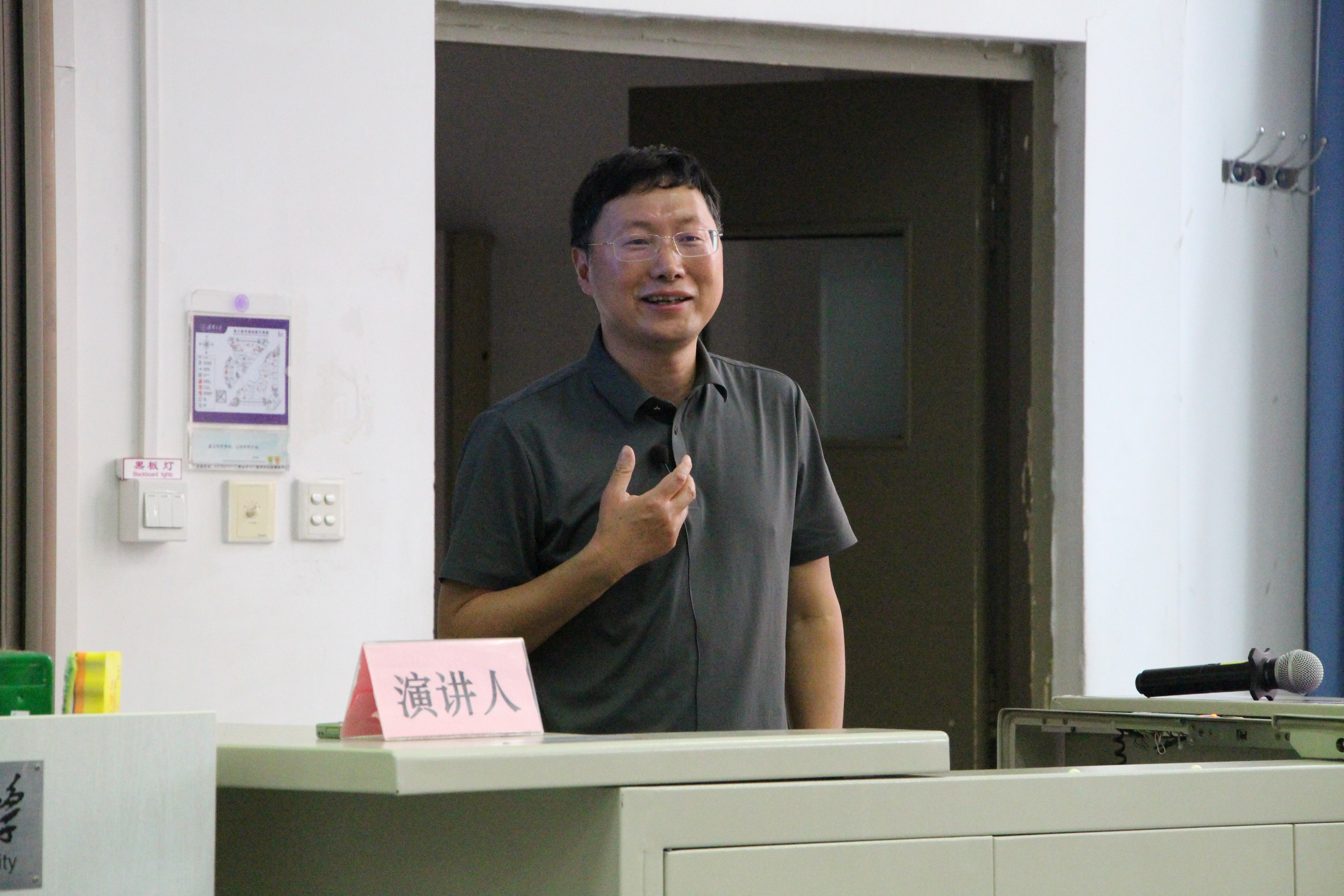 20250529-首都师范大学姚百慧教授做客新人文讲座 探讨如何避免落入史料的“陷阱”-刘涵-主讲人姚百慧.JPG