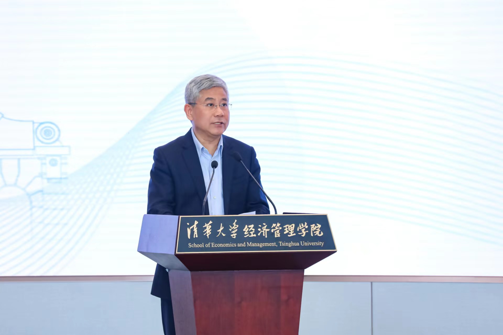 20230506-第十届清华大学“校长杯”创新挑战赛决赛收官-经管学院摄影-白重恩致辞 - 副本.jpg