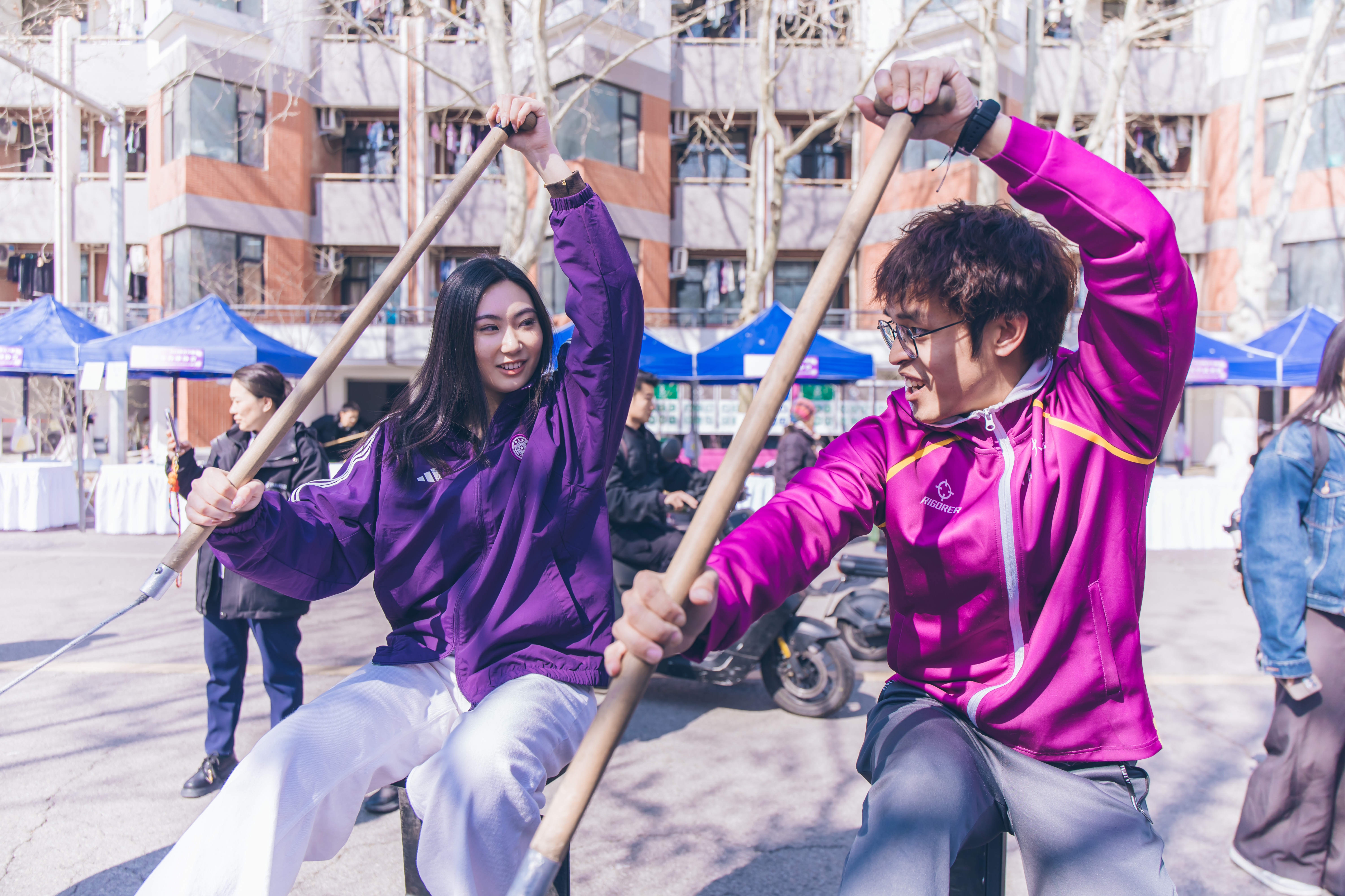 20260325-2026年春季学期清华大学学生社团联合招新-校团委-体育兴趣类学生社团摊位前同学体验.jpg