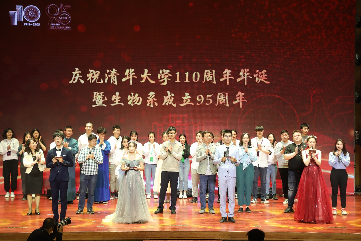 一群人站在台上描述已自动生成 一群人站在台上描述已自动生成