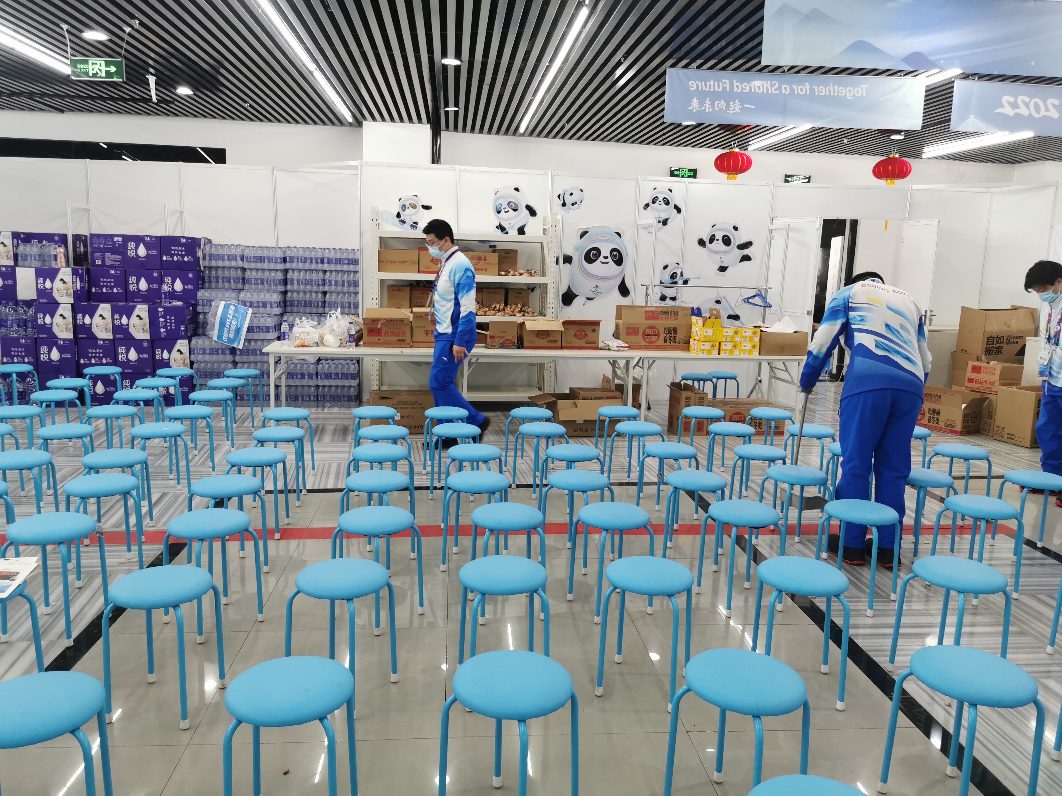 20220325-冬奥时刻-第八党支部-11志愿者业务领域志愿者正在摆放休息区座椅.jpg