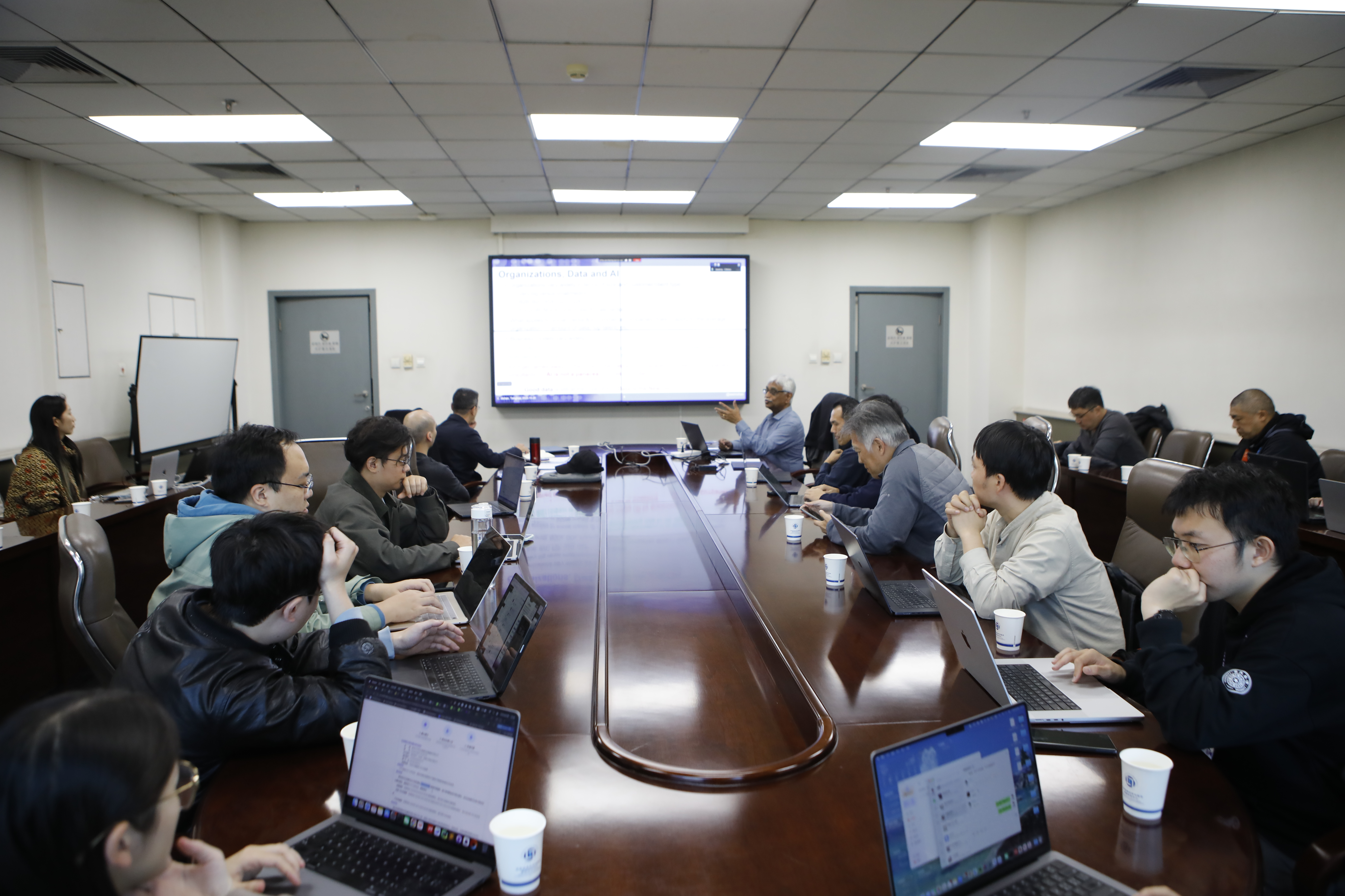 20251020-清华大学杰出访问教授C. Mohan续聘仪式暨学术报告会举行-董超-圆桌讨论.JPG