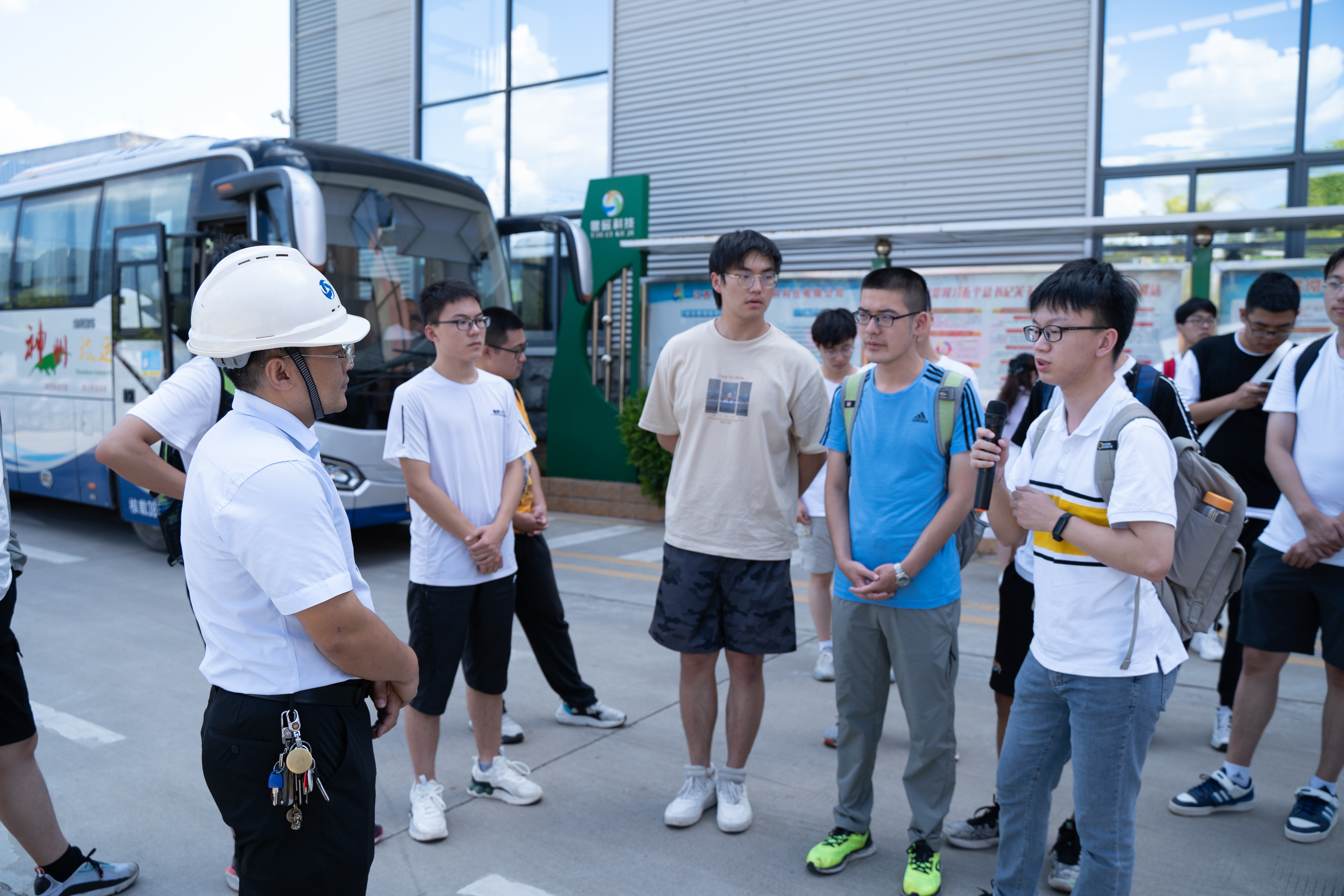 20220808-0814-清华大学“林枫计划”师生赴江西赣县区调研实践-桂雨谦摄-支队师生与江西粤磁稀土新材料科技有限公司相关负责人交流.jpg
