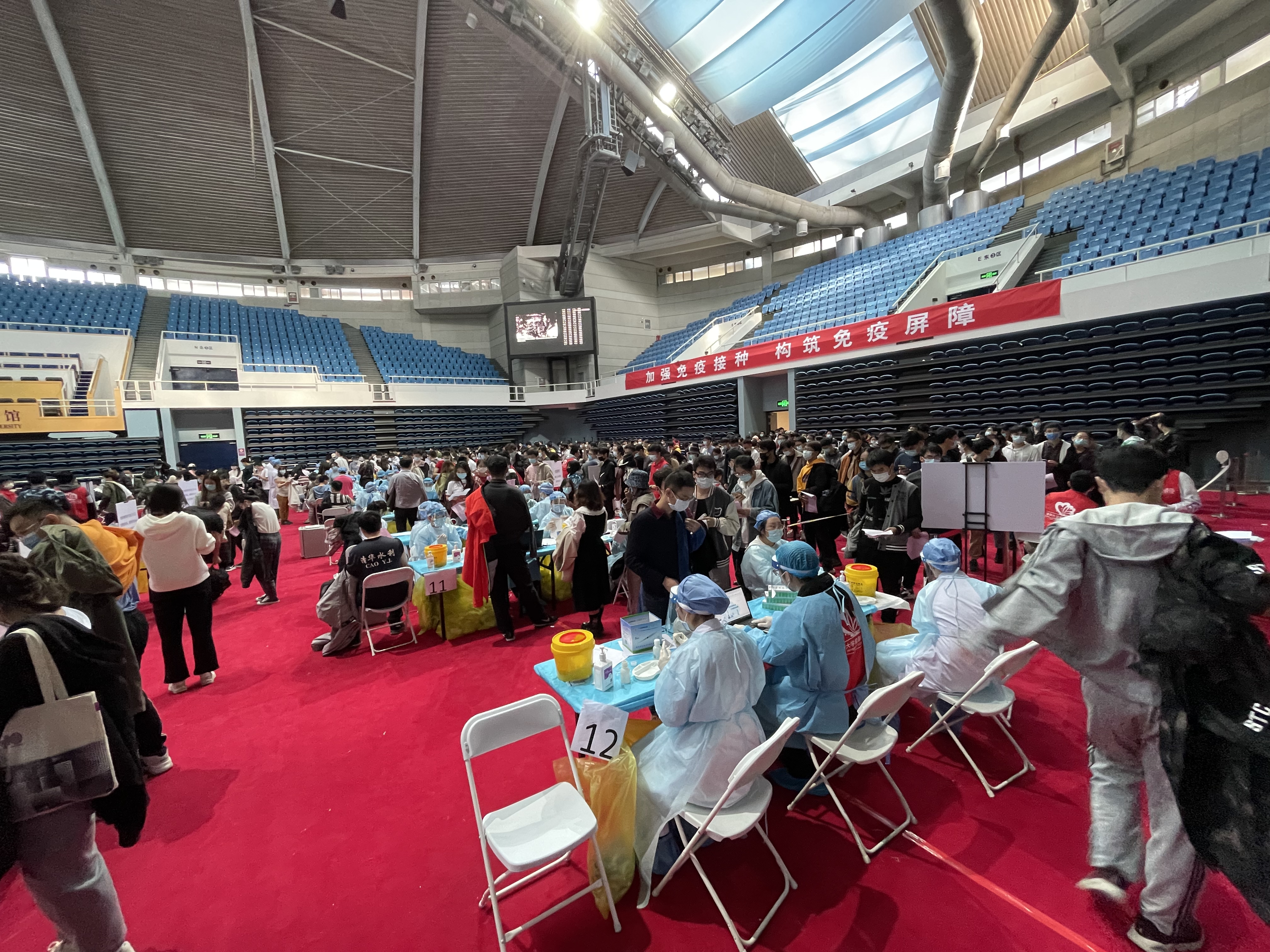 2021年10月31日,二附院在清华大学综合体育馆支援新冠疫苗加强针接种工作.jpg 2021年10月31日,二附院在清华大学综合体育馆支援新冠疫苗加强针接种工作.jpg