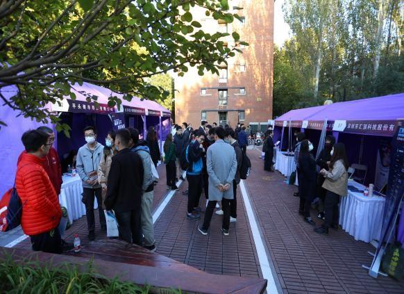招聘会现场-2.jpg