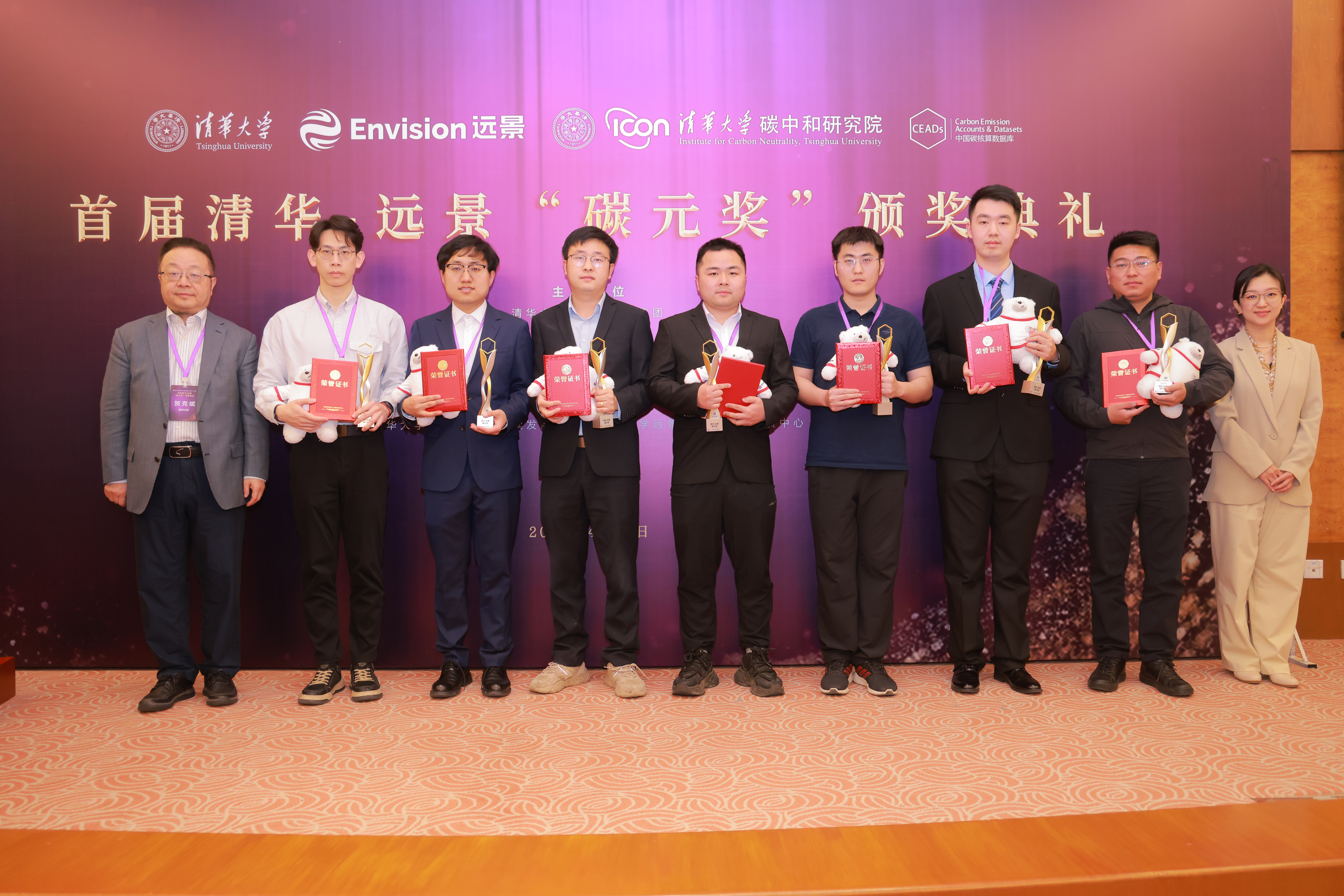 嘉宾为获奖代表颁奖2.JPG