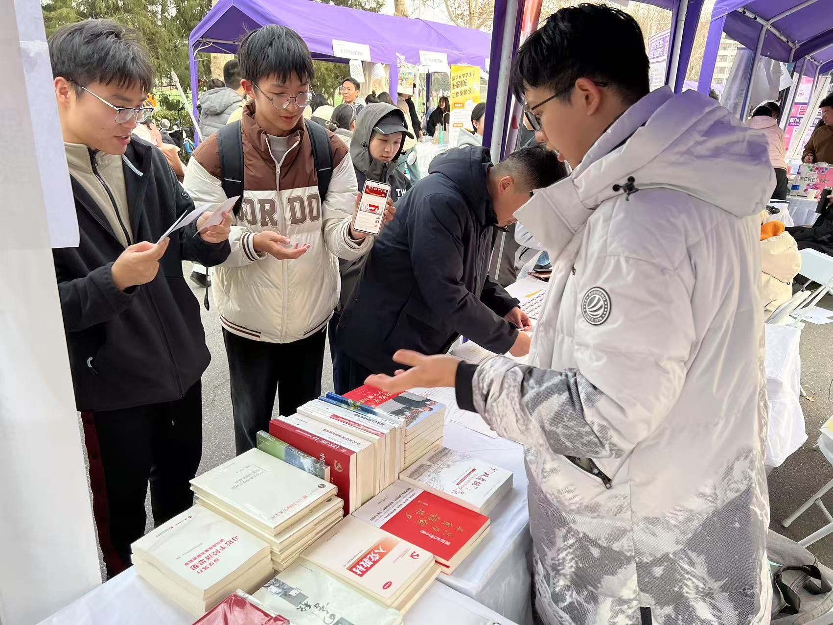 20260325-2026年春季学期清华大学学生社团联合招新-校团委-思想政治类学生社团与报名同学互动.jpg