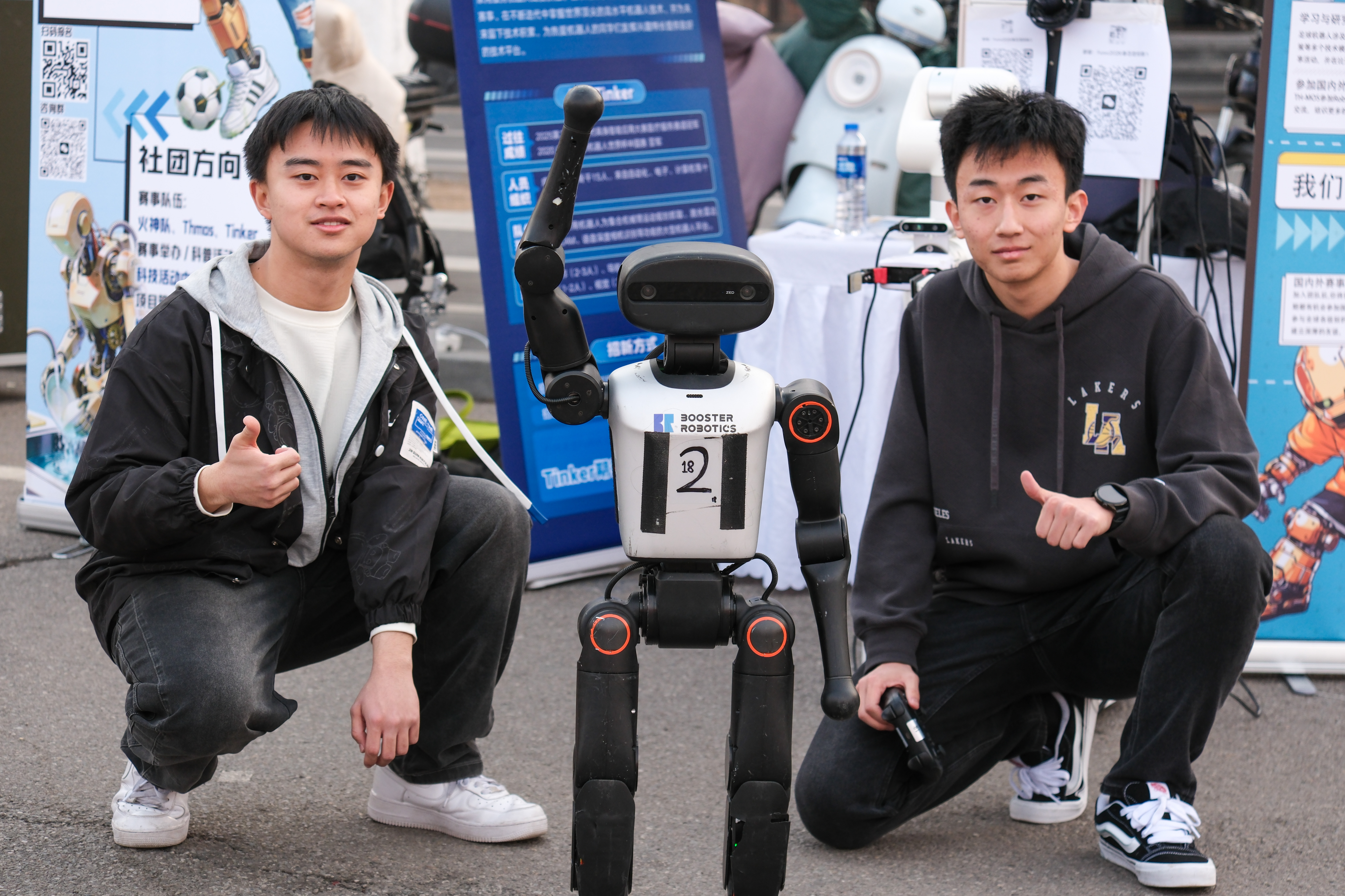 20260325-2026年春季学期清华大学学生社团联合招新-校团委-科技创新类学生社团人形机器人与同学合照.jpg