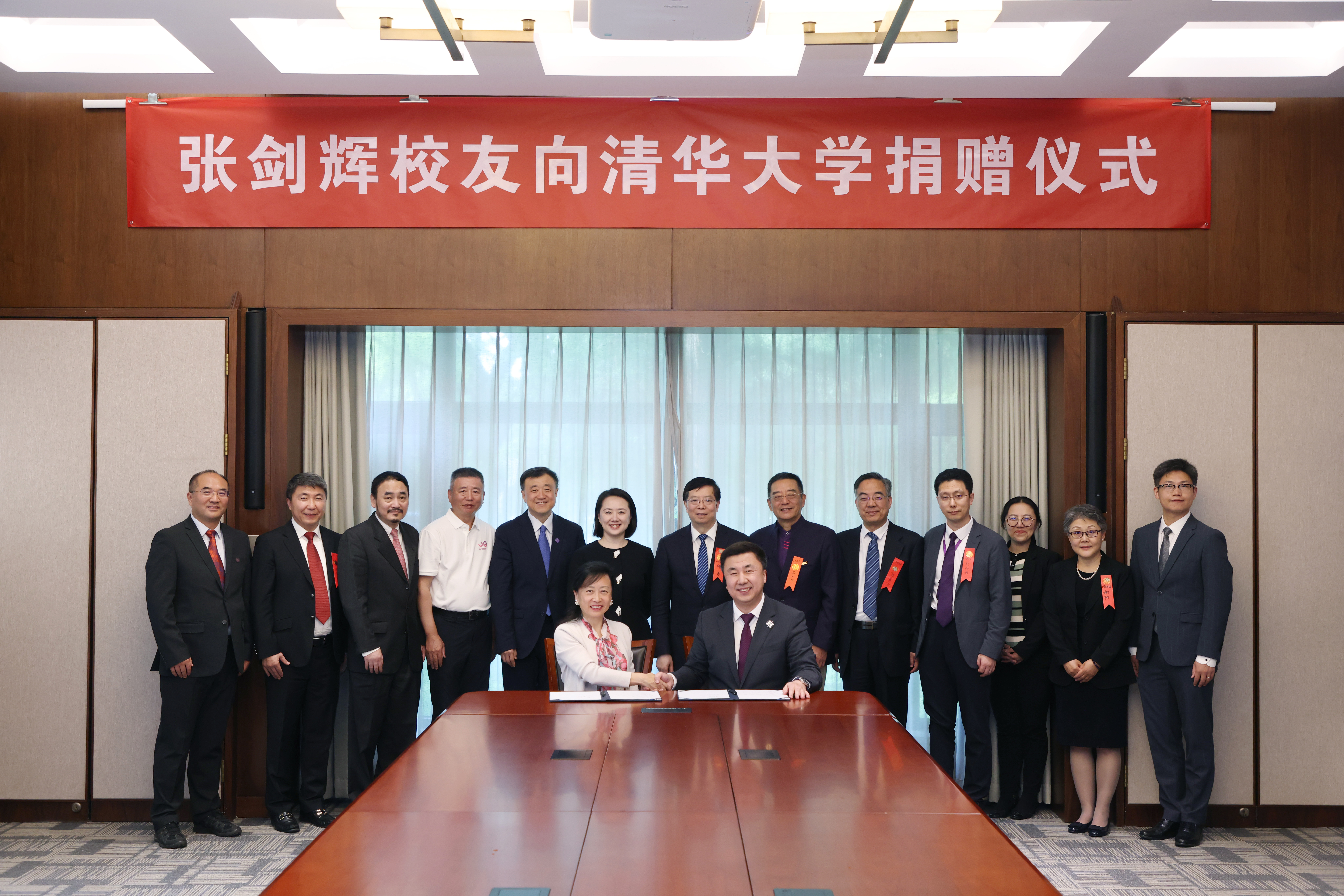 20250426-张剑辉校友向清华大学捐赠仪式-杨艳宾-双方签署捐赠协议.JPG