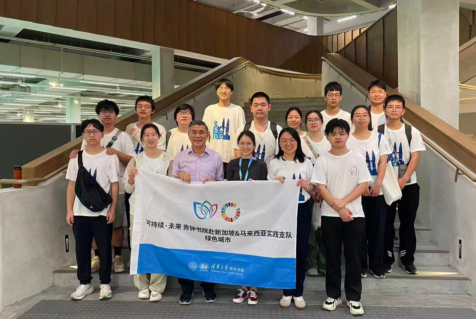 20260120-在新加坡国立大学合影留念-范一博-无.jpg