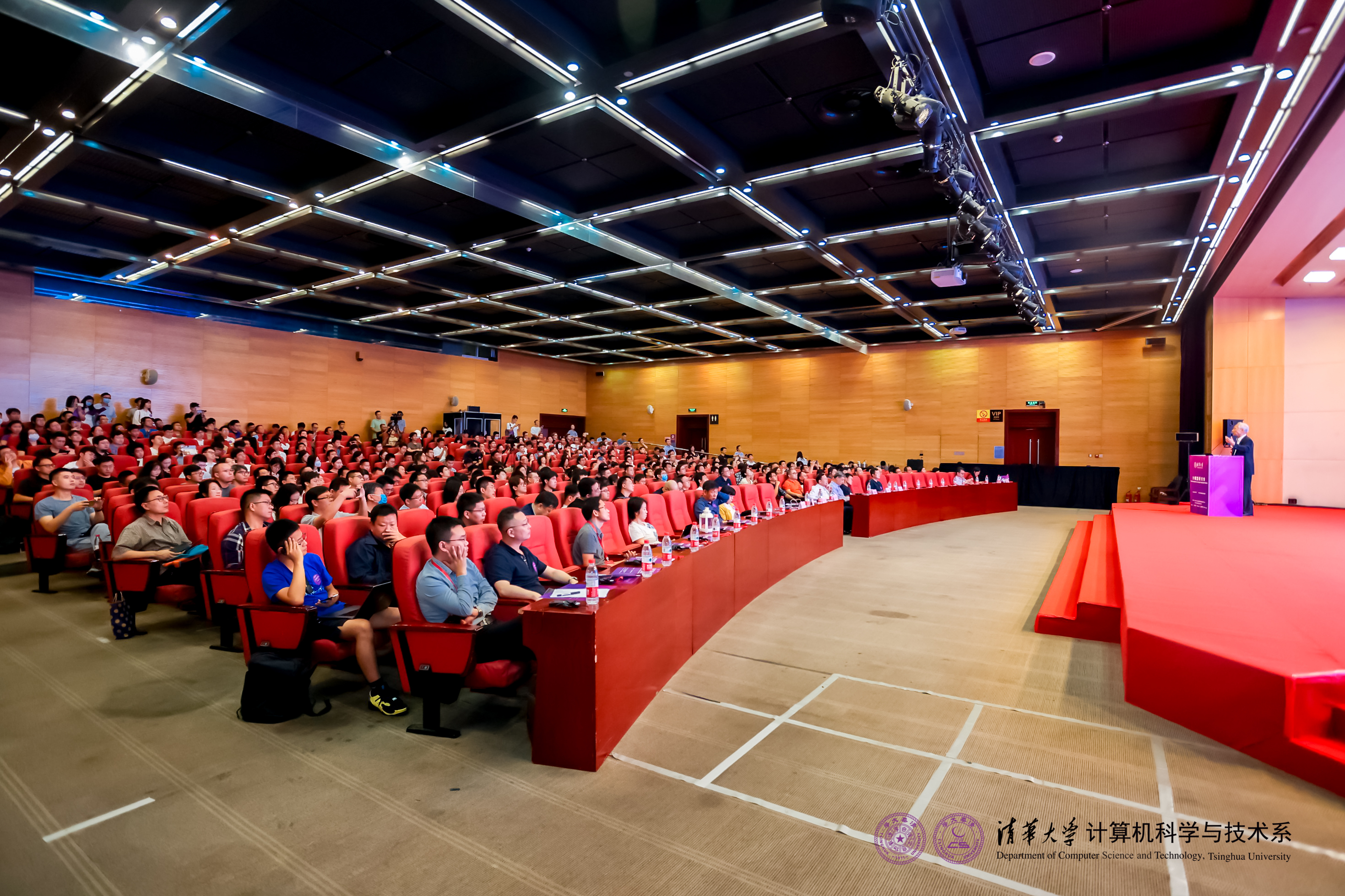 20230910-清华大学计算机系与人工智能研究院基础模型研究中心联合举办首届基础大模型研讨会-嘉艺-大会现场.jpg