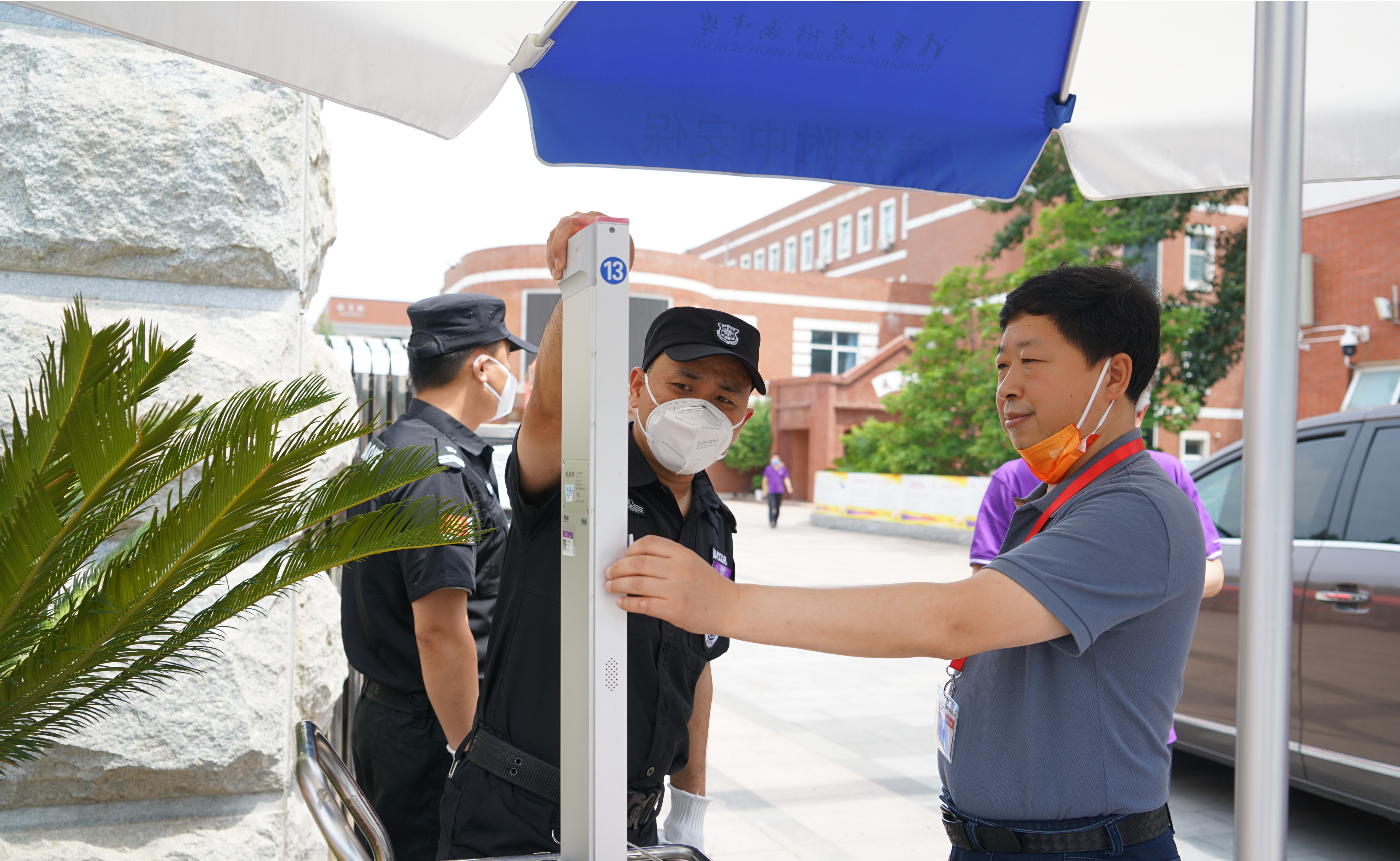 海淀区教委主任杜荣贞一行按照防疫要求测温查验核酸入校.JPG