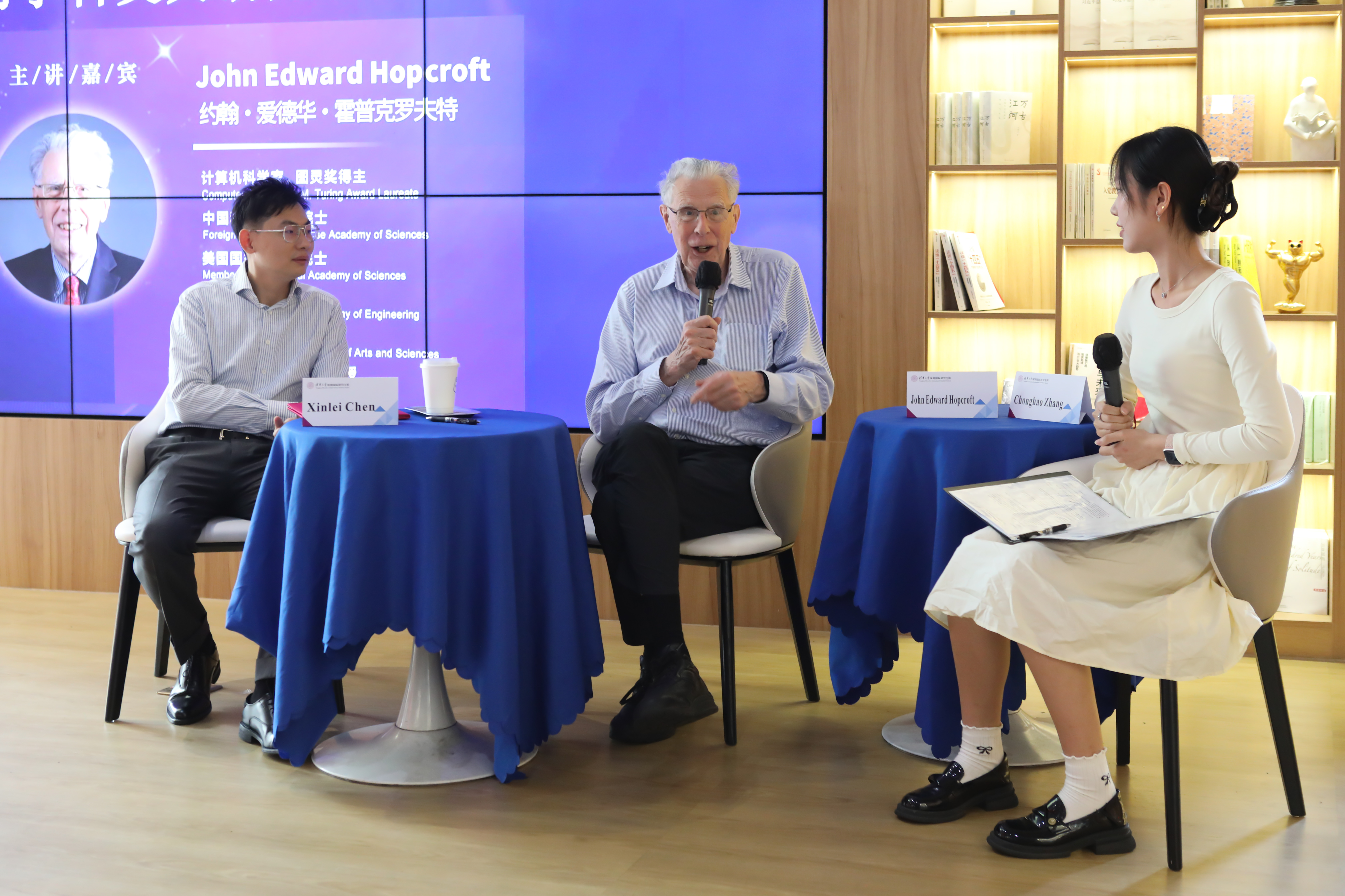 20250423-图灵奖对话周-宣传办-约翰·爱德华·霍普克罗夫特与同学们对话交流.jpg