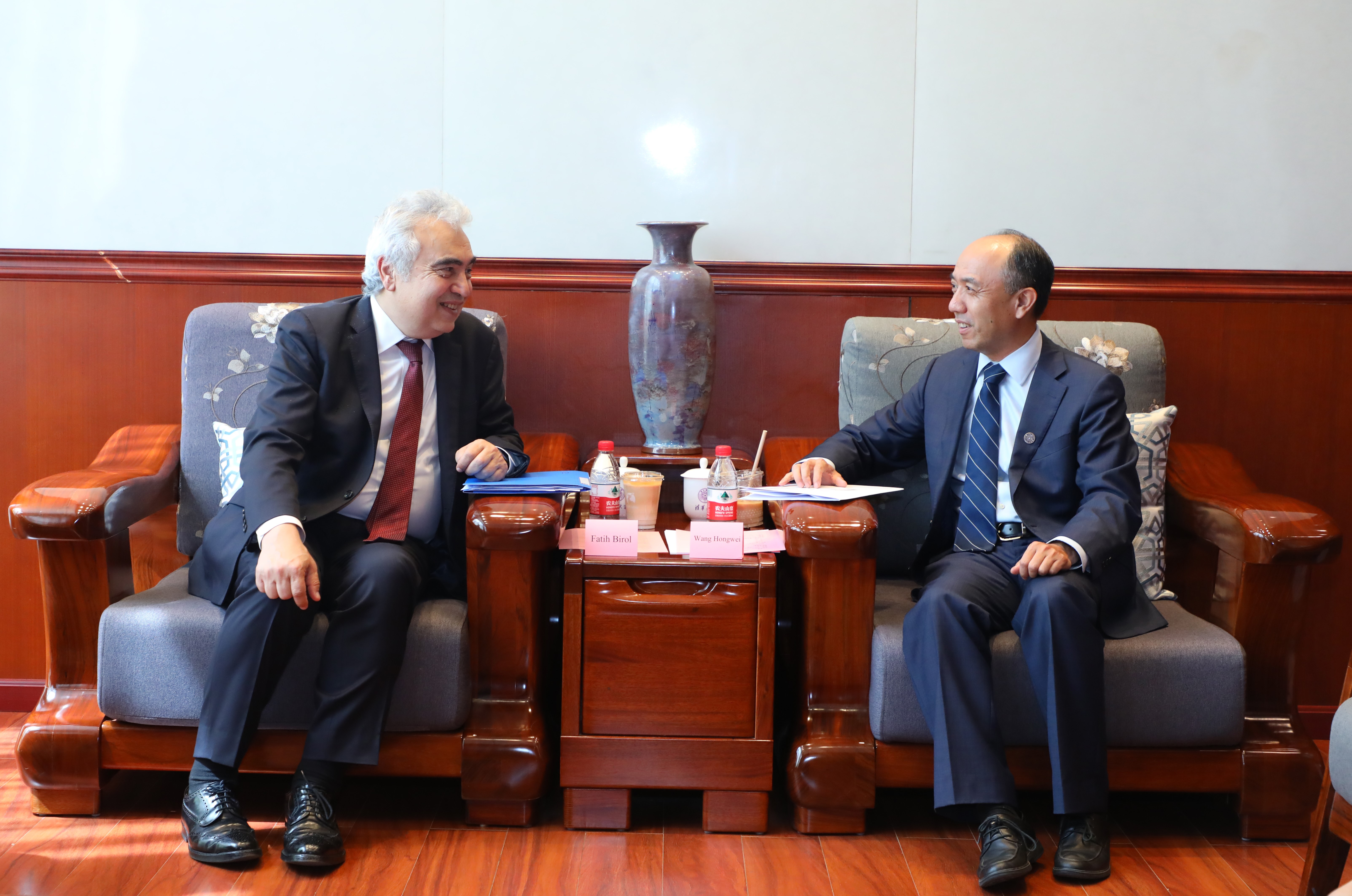 20230713-国际能源署署长法提赫·比罗尔访问清华大学并作报告-佳艺摄影-王宏伟会见国际能源署署长比罗尔.jpg