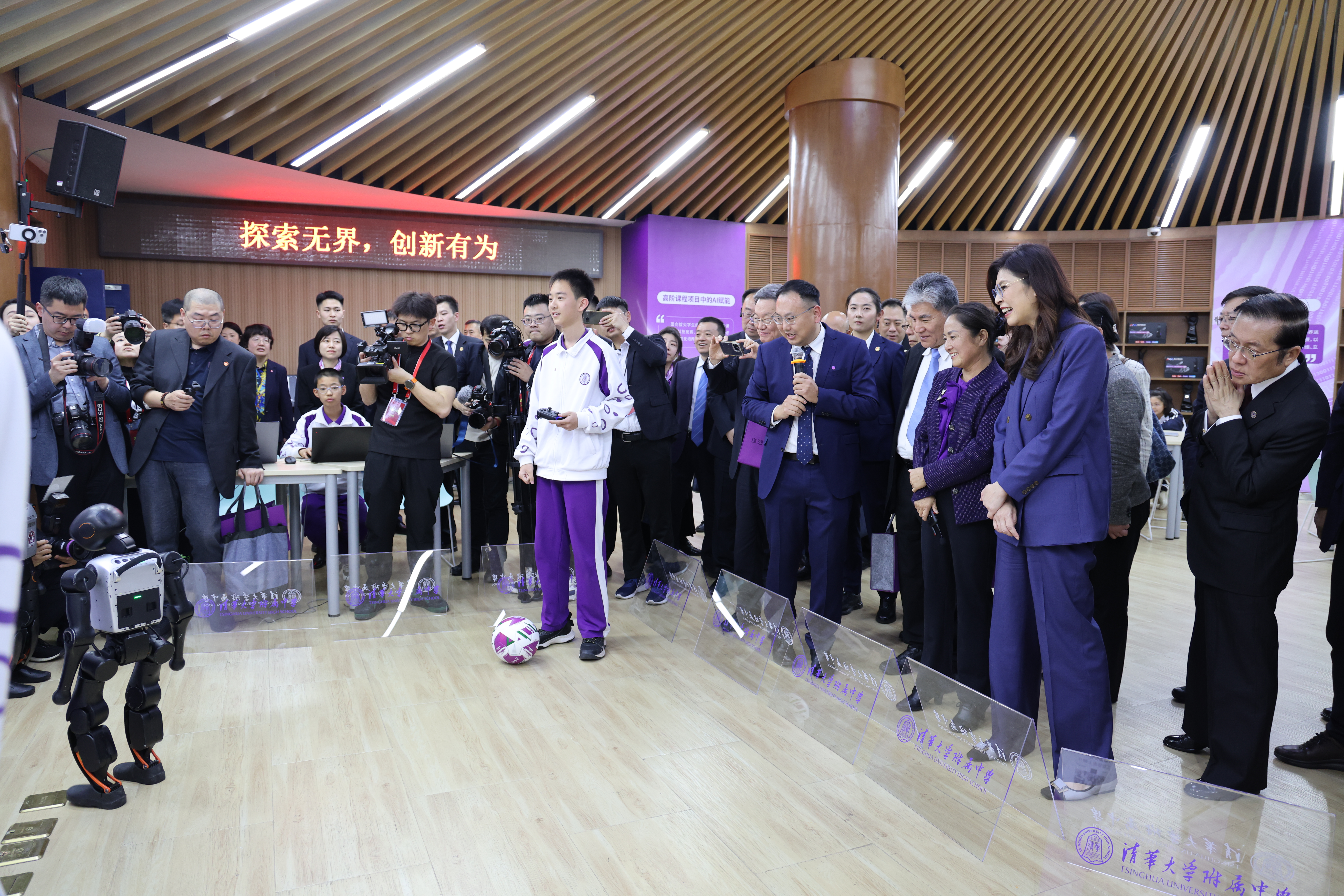 20260410-中国国民党主席郑丽文率团到访清华附中-高虹超-参观具身智能实验室.JPG
