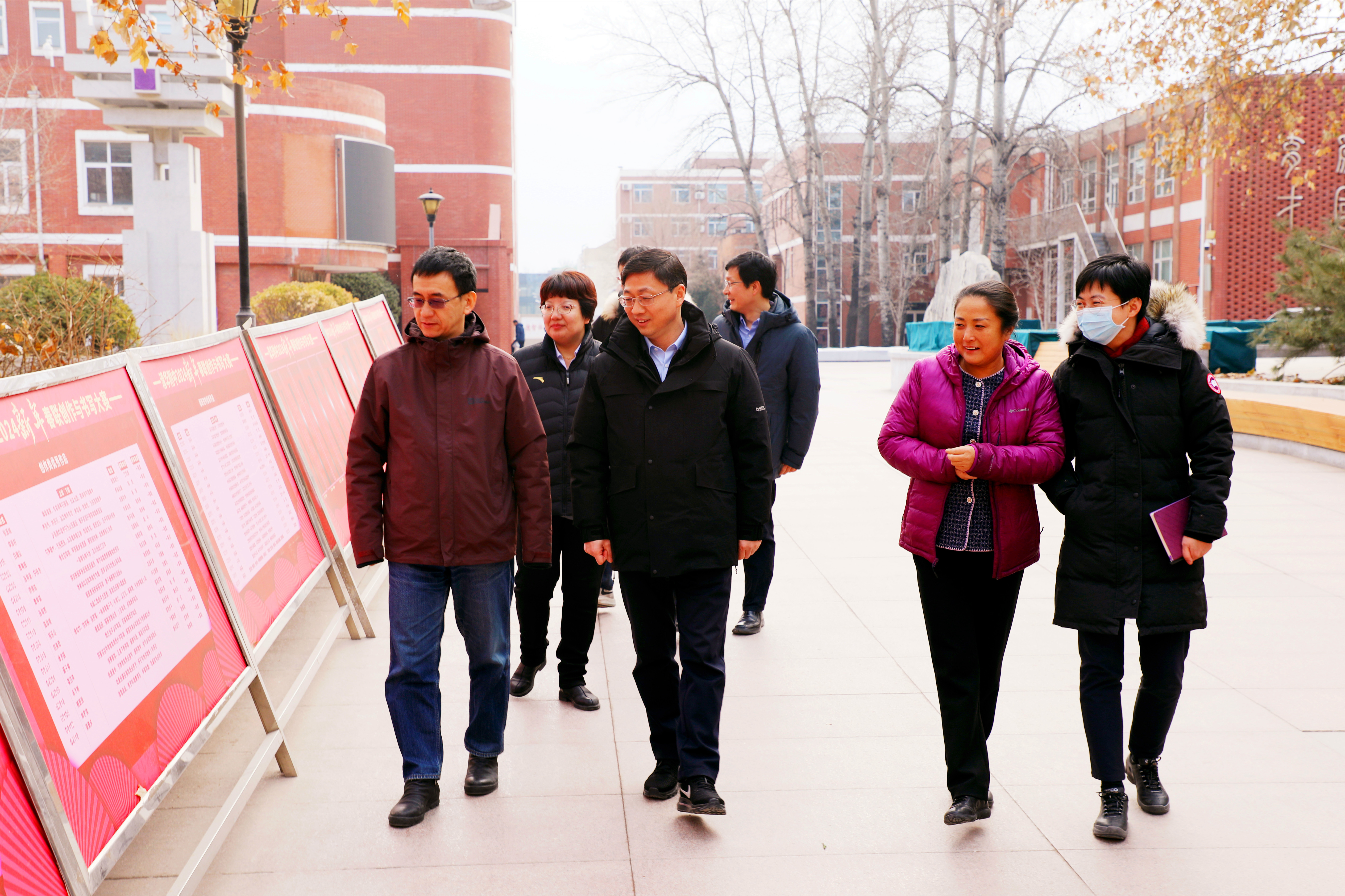 20240116-清华大学党委副书记许庆红一行到清华附中调研-高虹超-一排左起：清华附中党委书记曹海翔、清华大学党委副书记许庆红、清华附中校长方妍、清华大学党委办公室（校长办公室）主任余潇潇察看附中校园环境.jpg