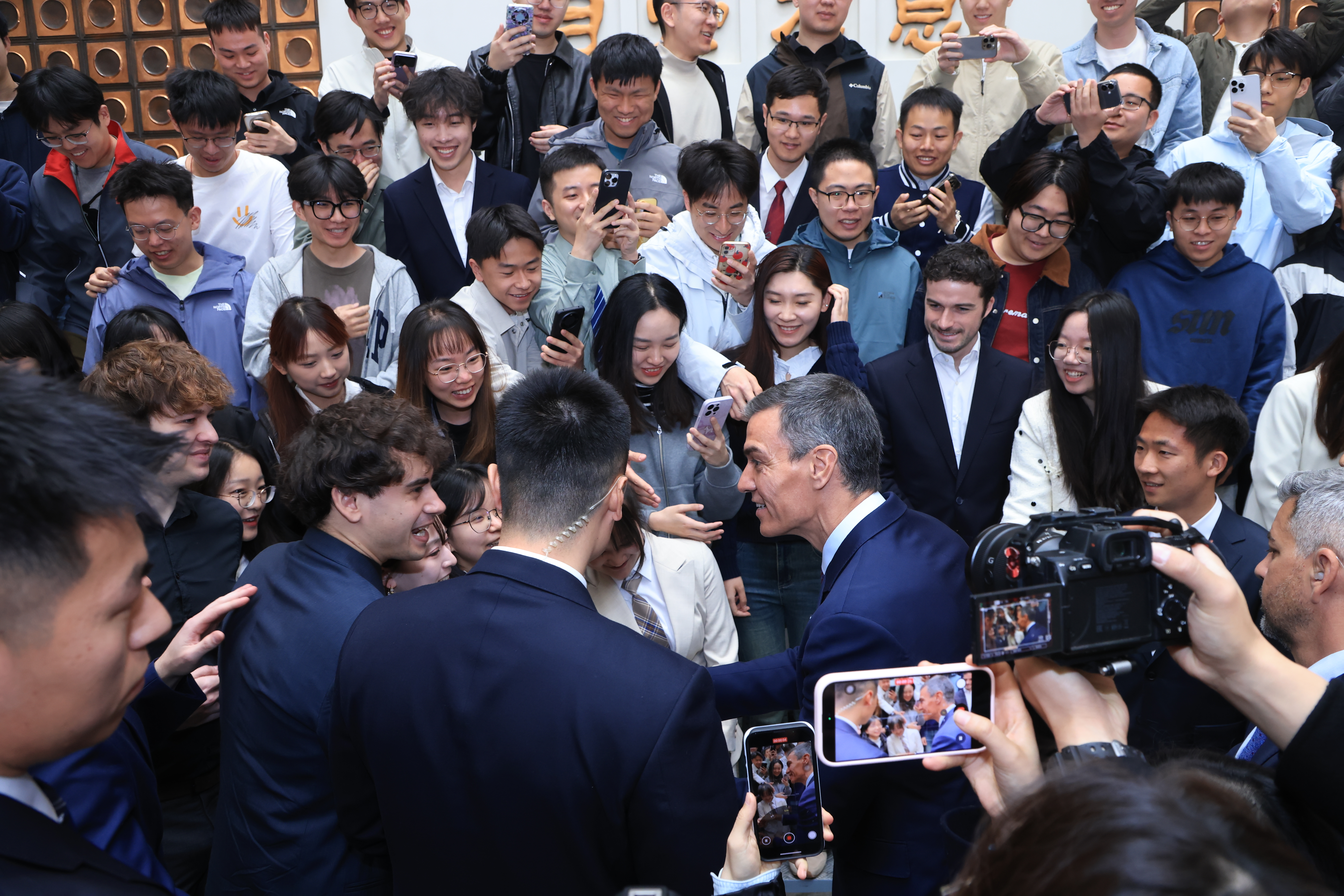 20260413-西班牙首相桑切斯访问清华-宣传部摄-与学生们亲切交流.jpg