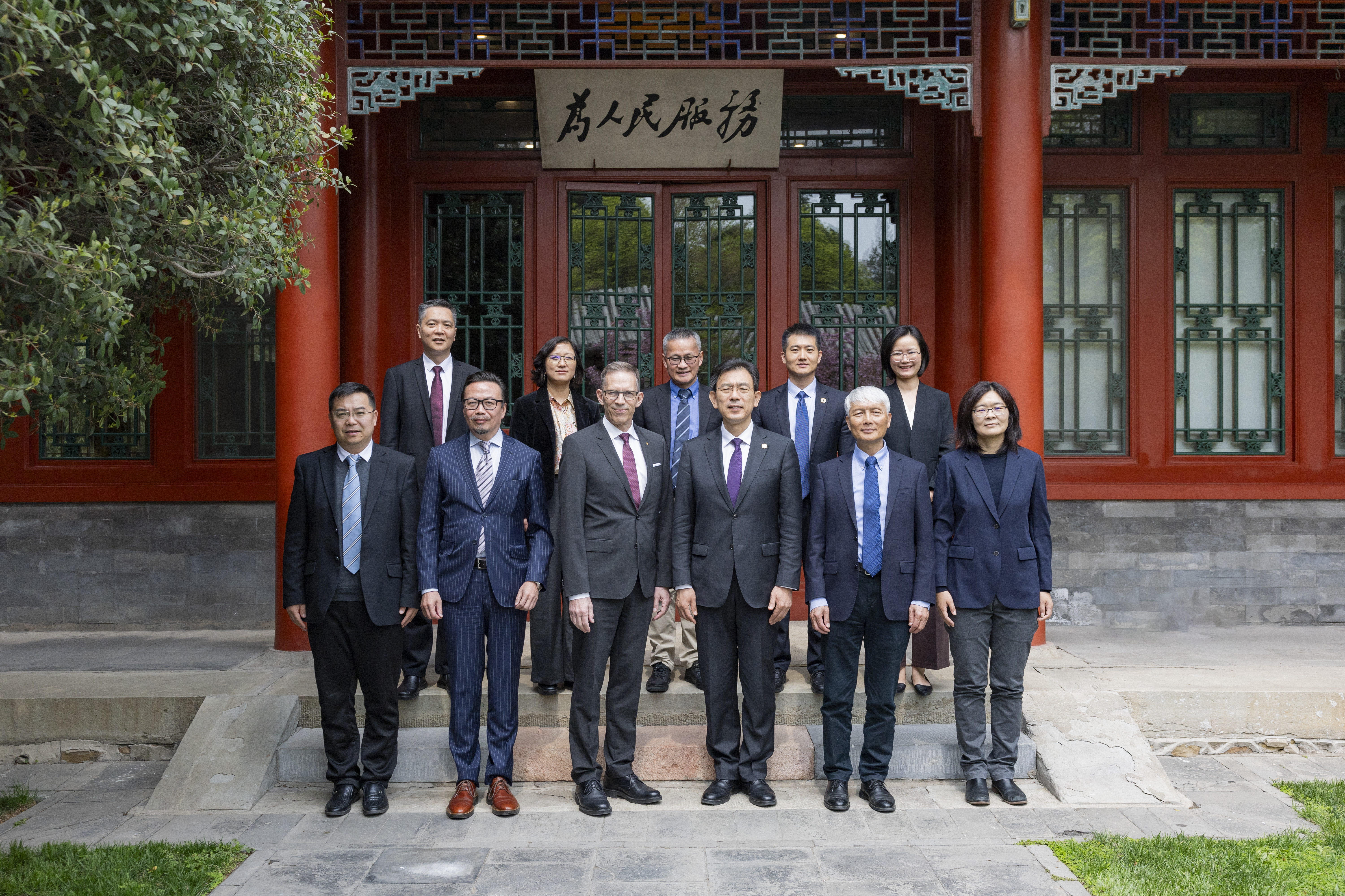 20260413-校长李路明会见诺贝尔奖委员会总秘书长托马斯·佩尔曼-李派-合照.jpg