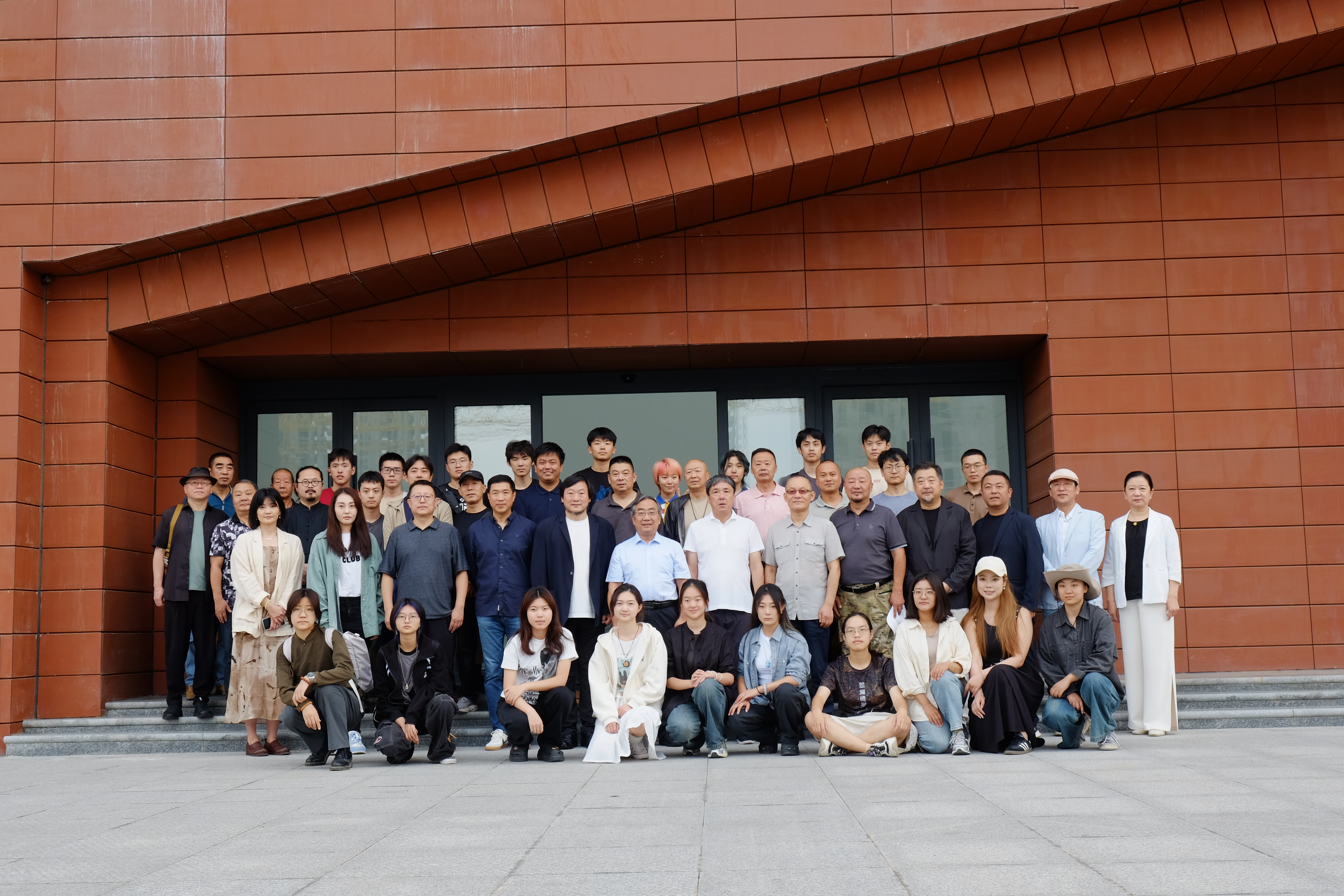 20240911-清华大学美术学院《专业考察》课程开设30周年专题研讨会举行-与会师生及专家学者合影-胡思凡.JPG