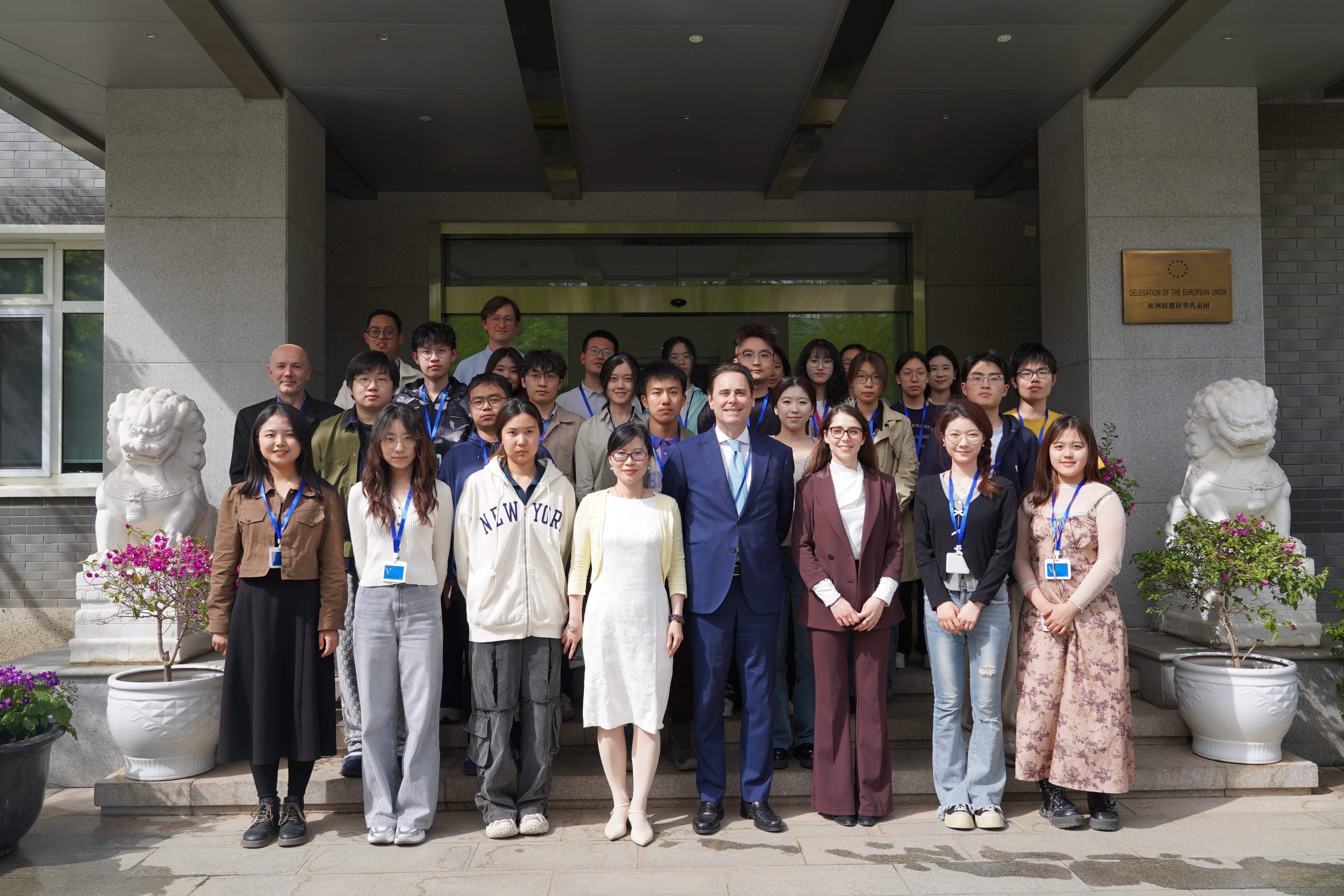 20250415-清华学子参访欧盟驻华使馆 在对话中体验文明交流互鉴-新闻学院-清华大学师生与欧盟驻华代表团成员合影.jpeg