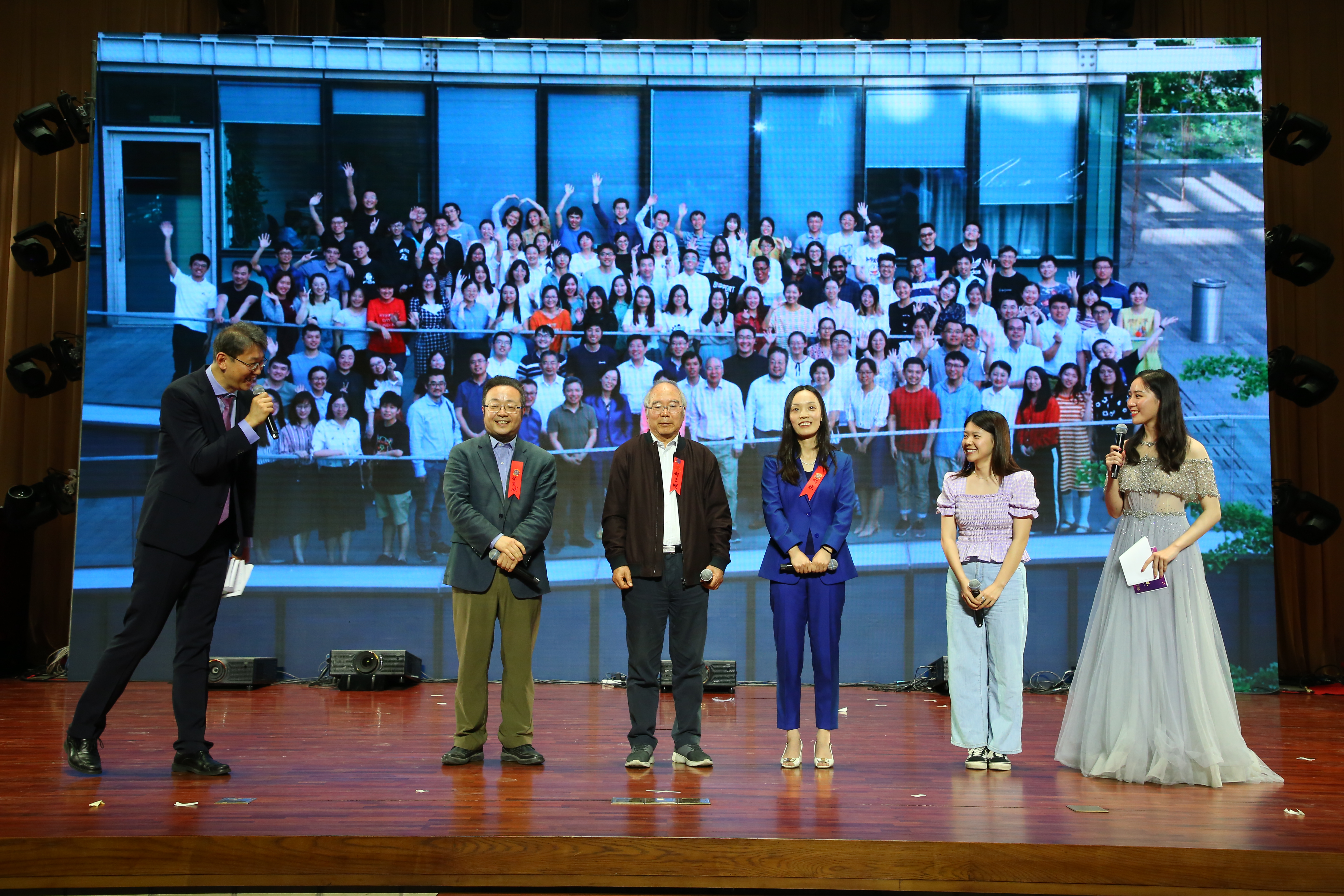 20241220-环境学院党委以文化人、以史育人,凝心聚力引领发展-拍摄者不详-图7 清华大学110周年校庆“良师益友”特别活动上郝吉明、贺克斌等四代师生讲述团队精神2.JPG