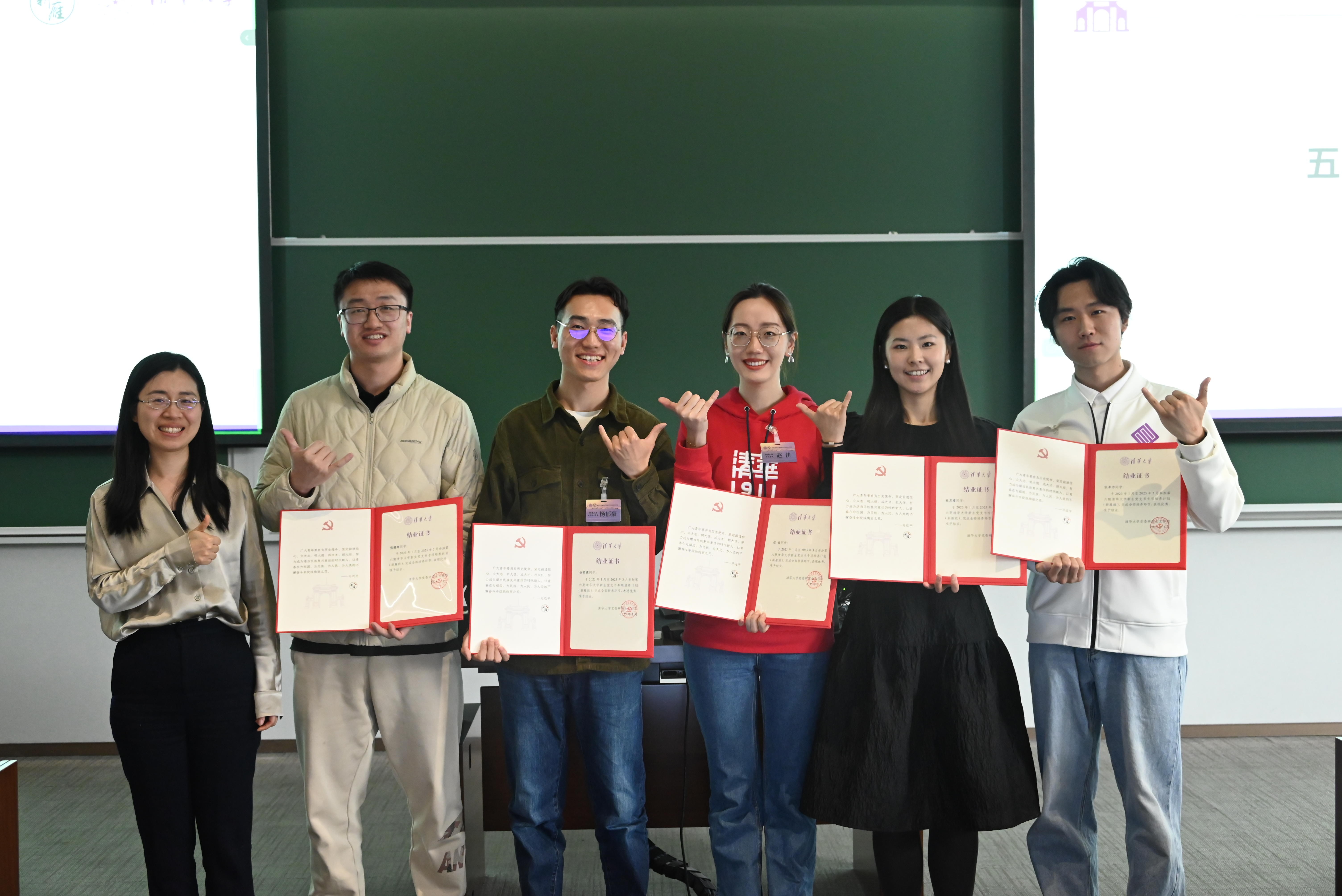 20250313-“新雁班”第六期结业仪式暨第八期开班仪式-无-兰旻为结业学员颁发证书.jpg