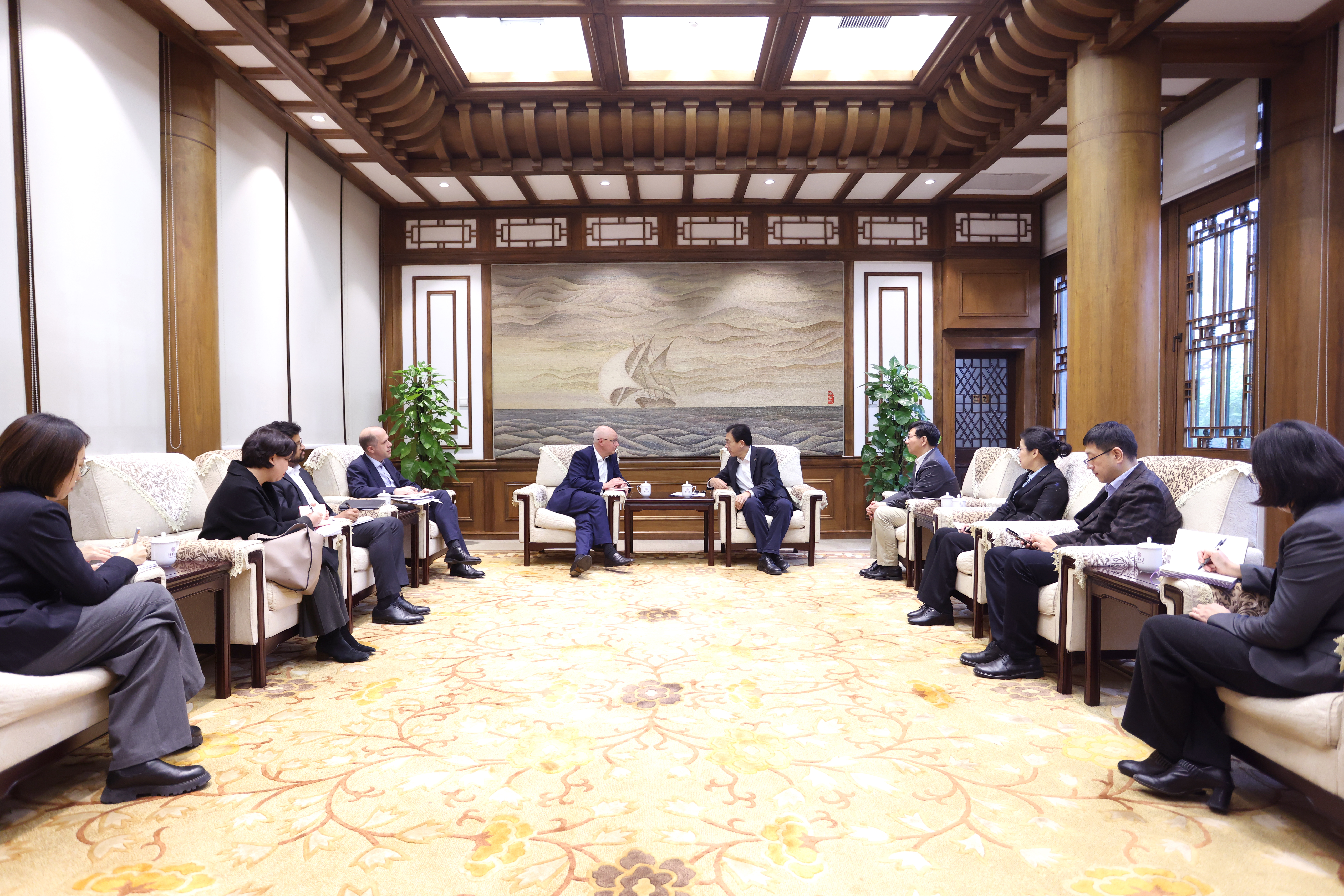 20251105-校长李路明会见英国驻华大使-曹文鹏-会见1.JPG