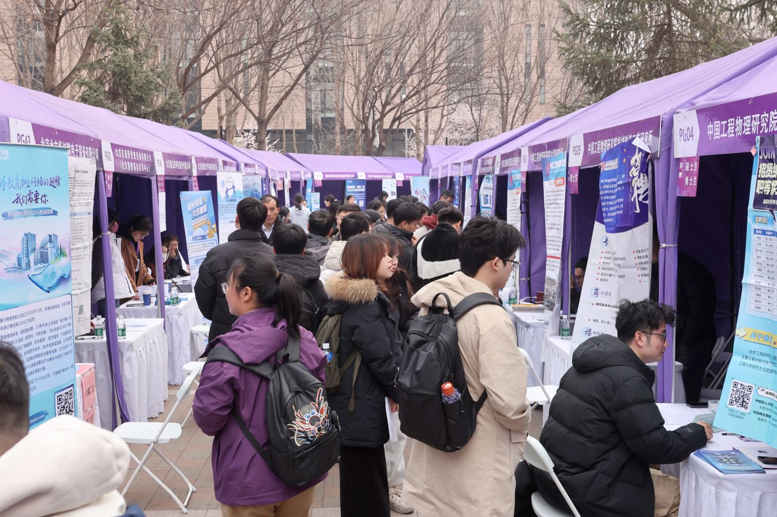20250320-清华春招-供图-洽谈会现场1.jpg
