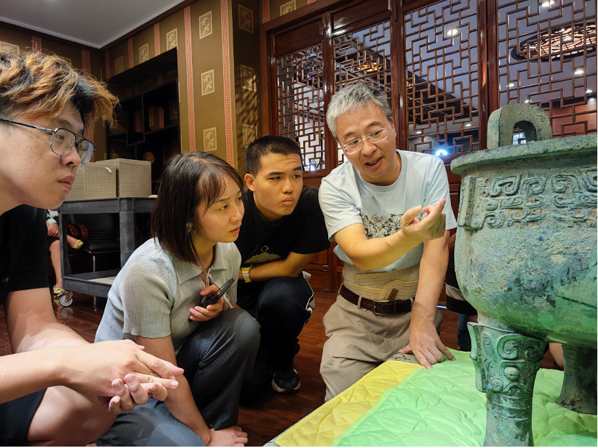 20230905-清华大学“‘京’彩文化 青春绽放”行动暑期活动纪实-供图-严志斌教授给同学们讲解青铜器.png