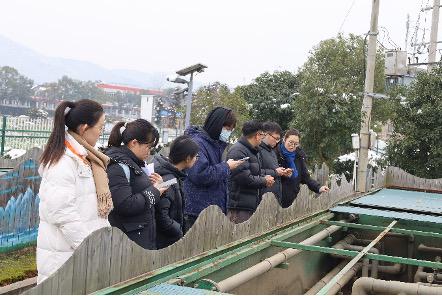 20240219-学思践悟挺膺行,青春建功新时代——2024年清华大学研究生寒假社会实践纪实(一)-“诗清画宜,心向振兴”实践支队-支队成员调研铃阳湖周边水质提升设施.jpeg