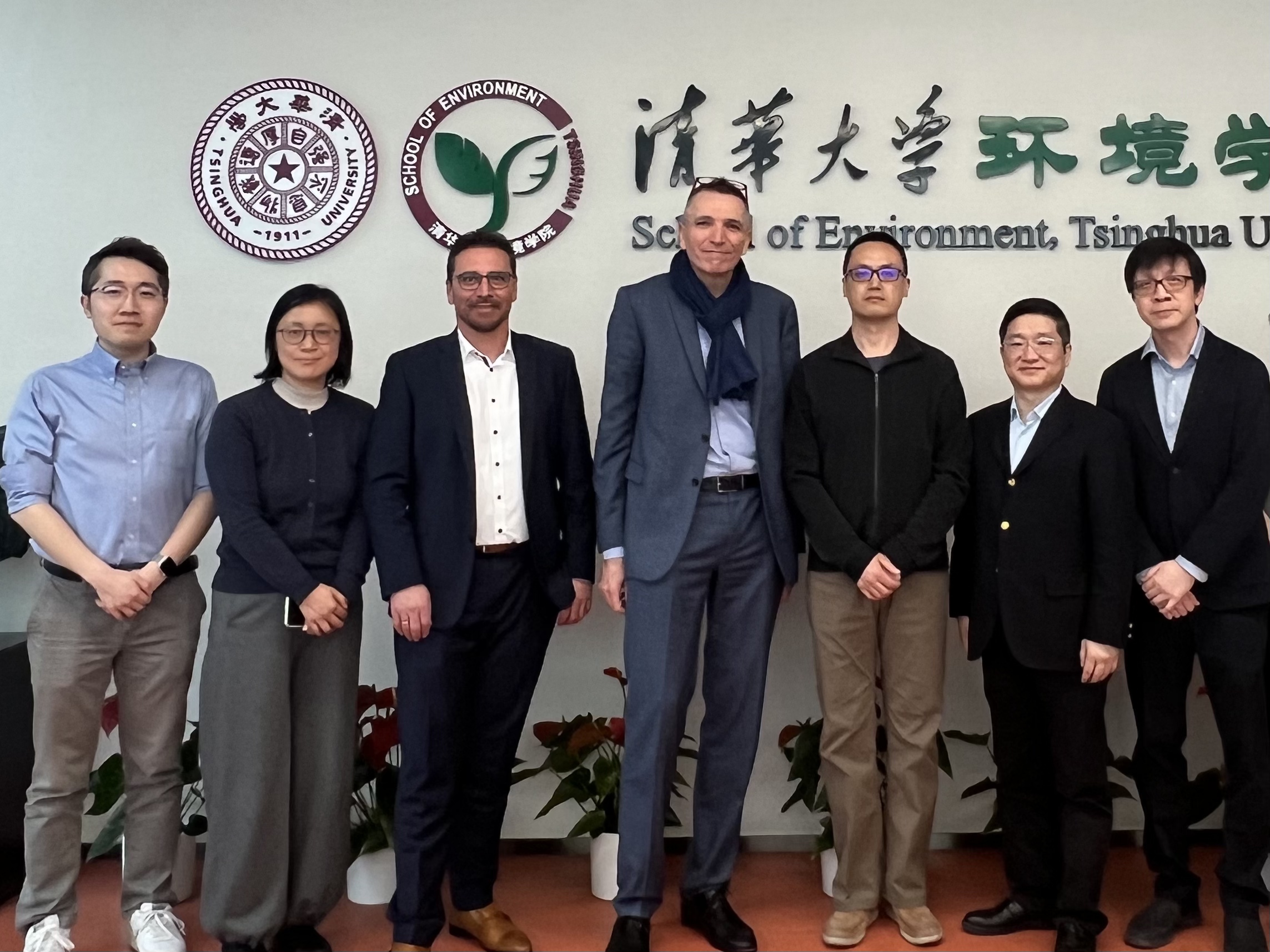 20250313-施耐德电气代表团访问清华大学 探讨能源转型与绿色创新合作-环境学院-施耐德电气代表团与环境学院参加交流人员合影.jpg