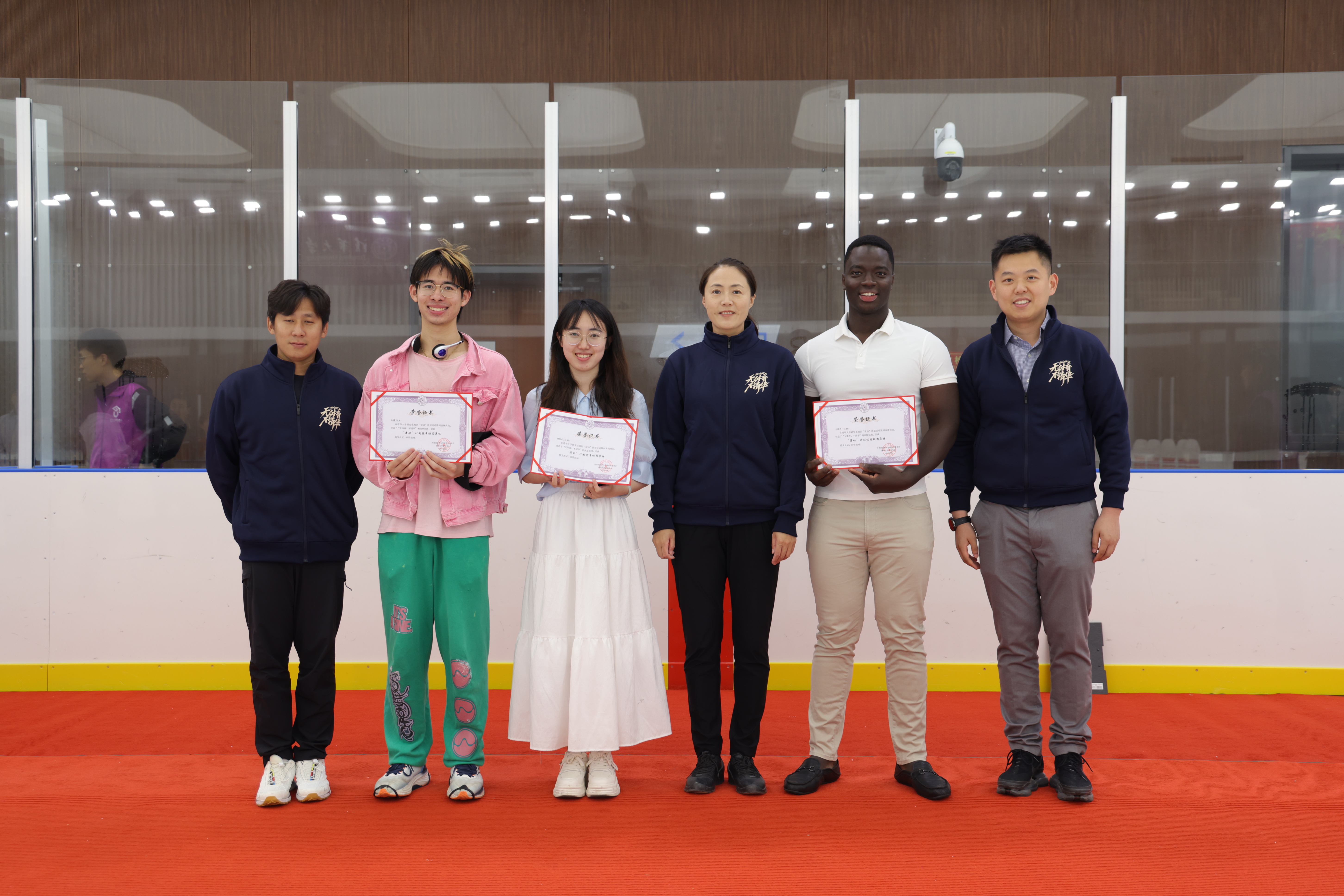 20240530-冰上趣味运动会在清华大学北体育馆顺利举行-无-嘉宾为研究生班团“清动”计划获奖班团颁奖1.JPG