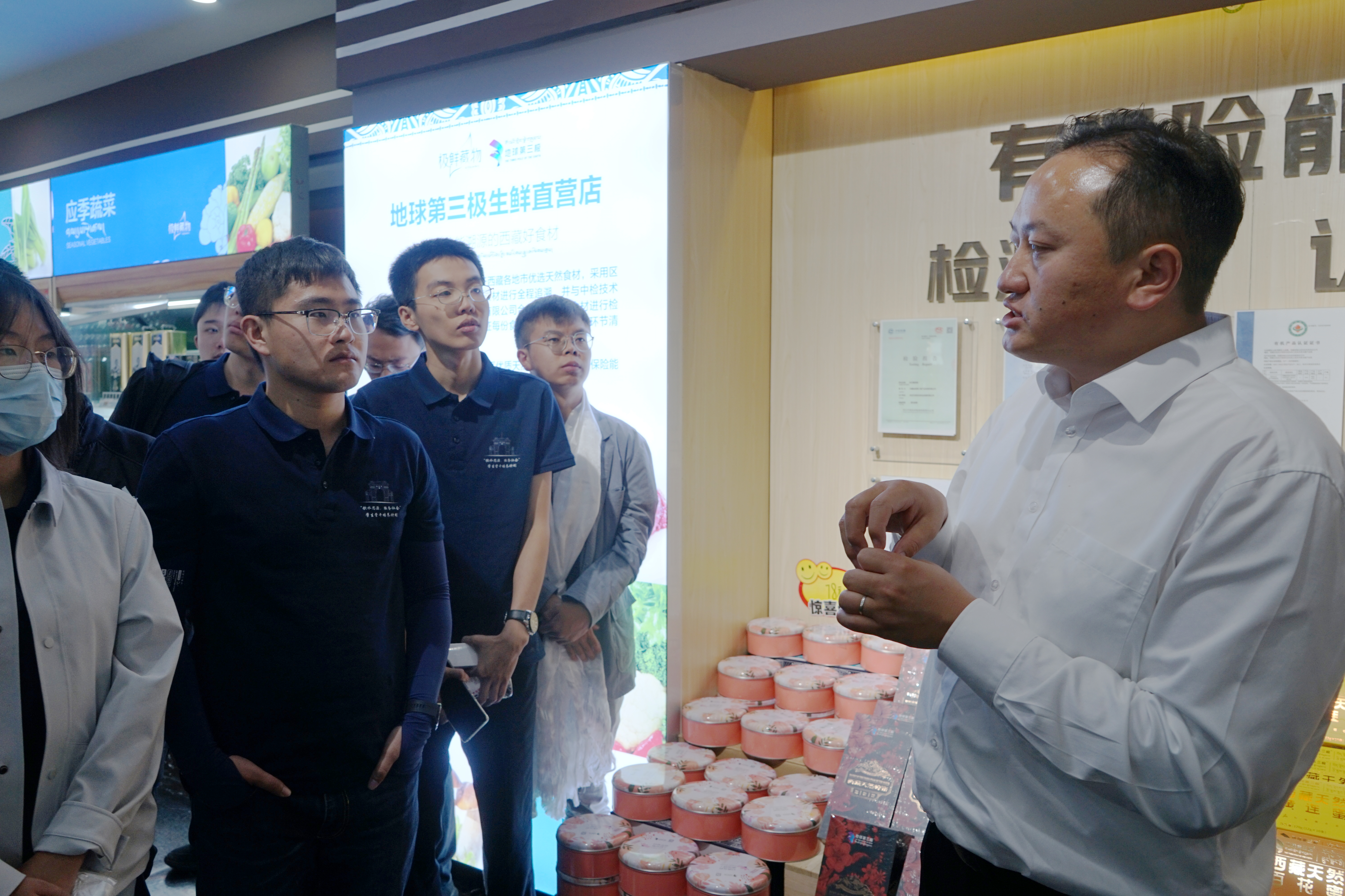 20220727-思源骨干西藏团新闻稿-於汀-清华大学机械工程系2007届校友格勒巴桑董事长为同学们介绍地球第三极生鲜直营店.jpg
