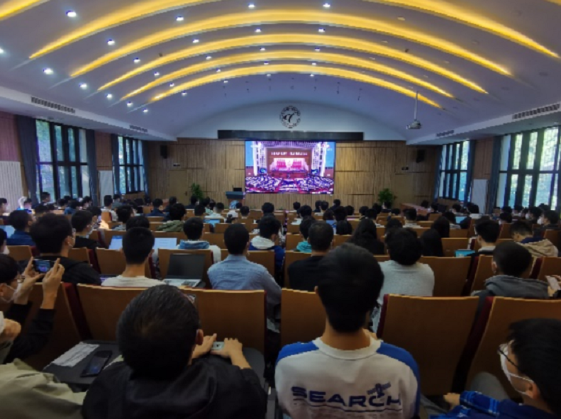 20221018-喜庆二十大,奋进新征程——清华大学本科生党支部热切关注党的二十大开幕会-刘雪天-电机系集体观看党的二十大开幕会.png
