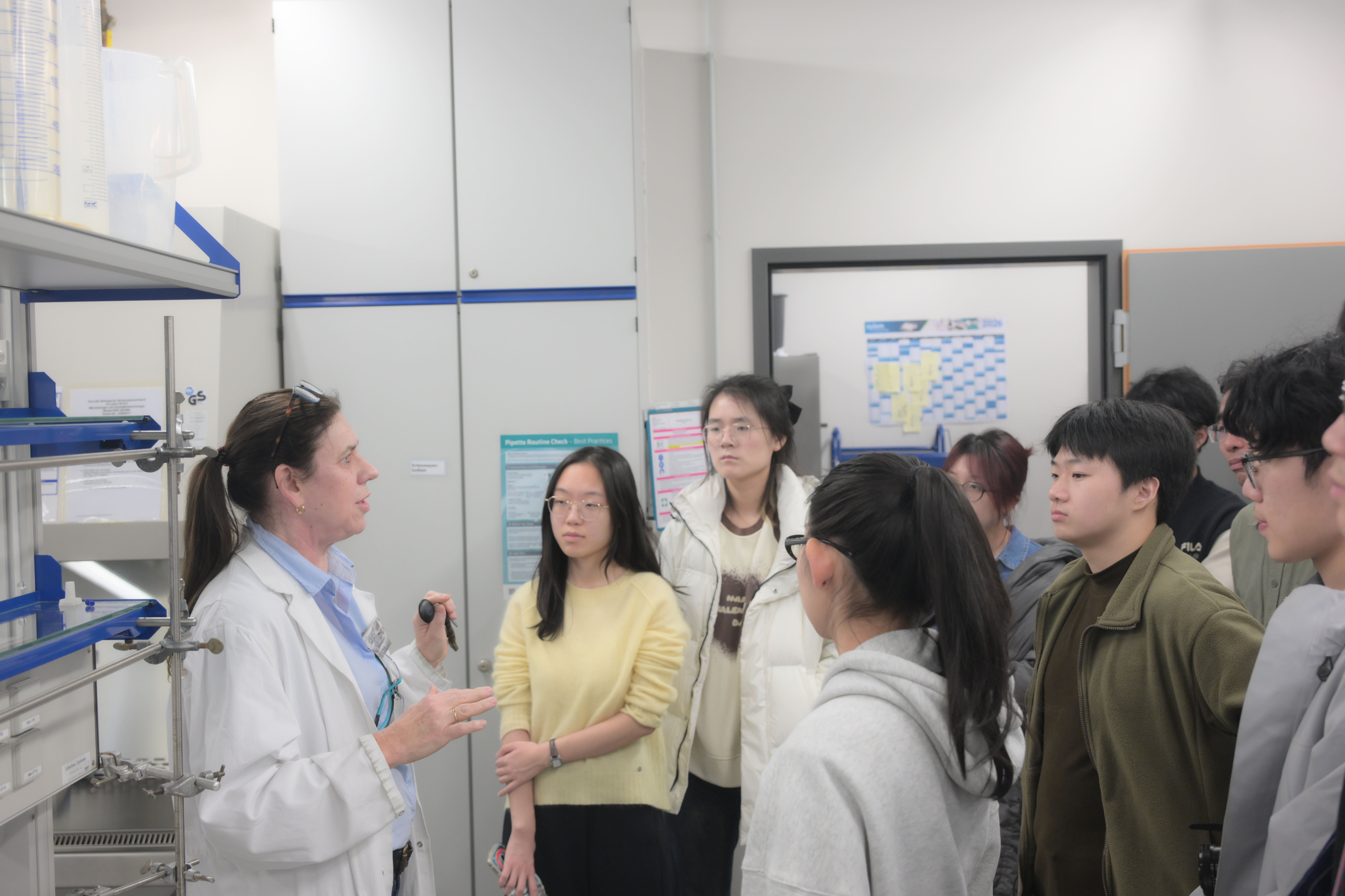 20260128-支队一行参观亚琛应用技术大学微生物实验室-周孟泽-无.jpg