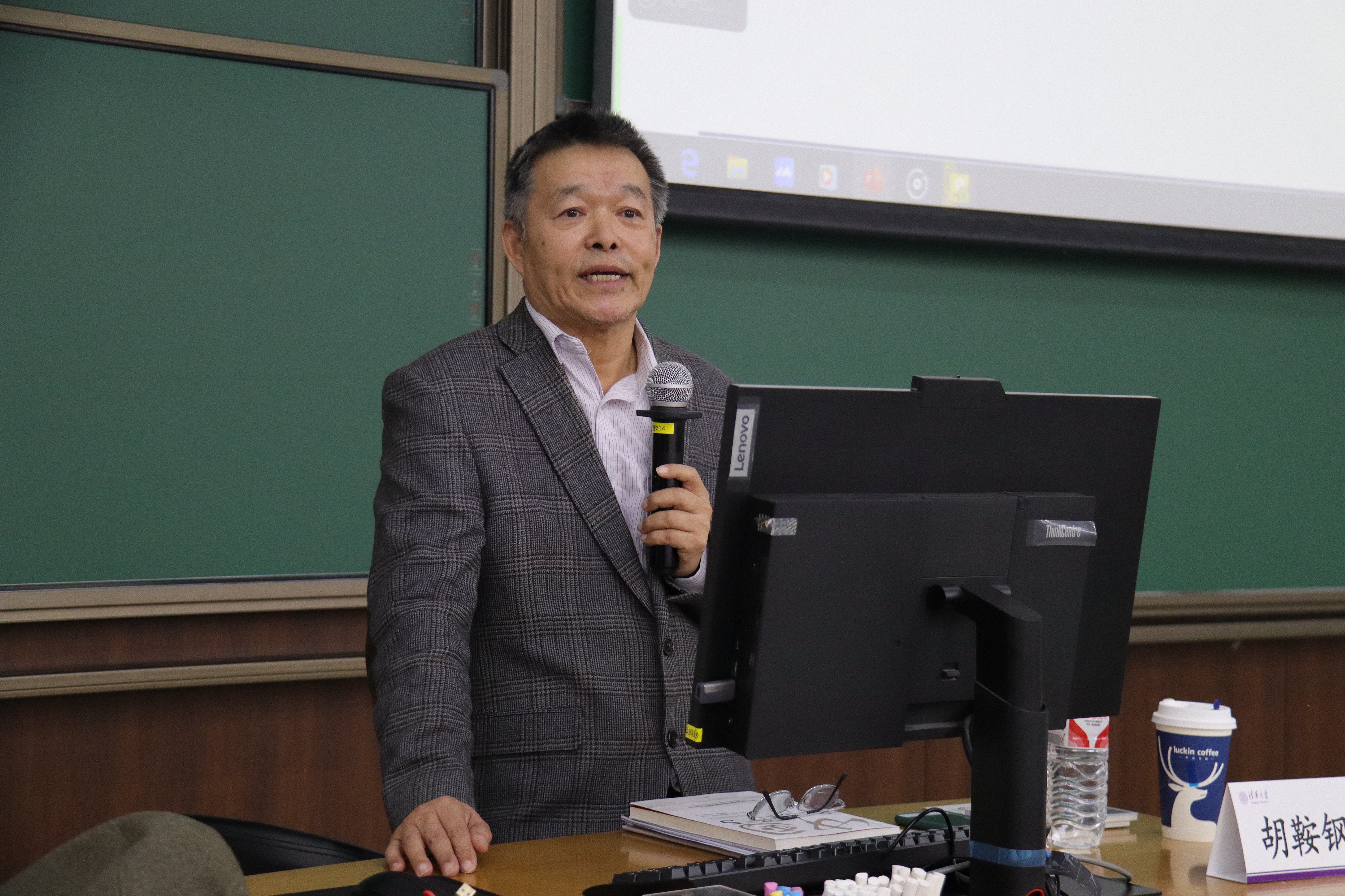 20250313-胡鞍钢为“立言计划”第八期（春季学期）学员开展理论讲座，解读中国式现代化发展之路-博士生讲师团-胡鞍钢理论讲座授课.jpg
