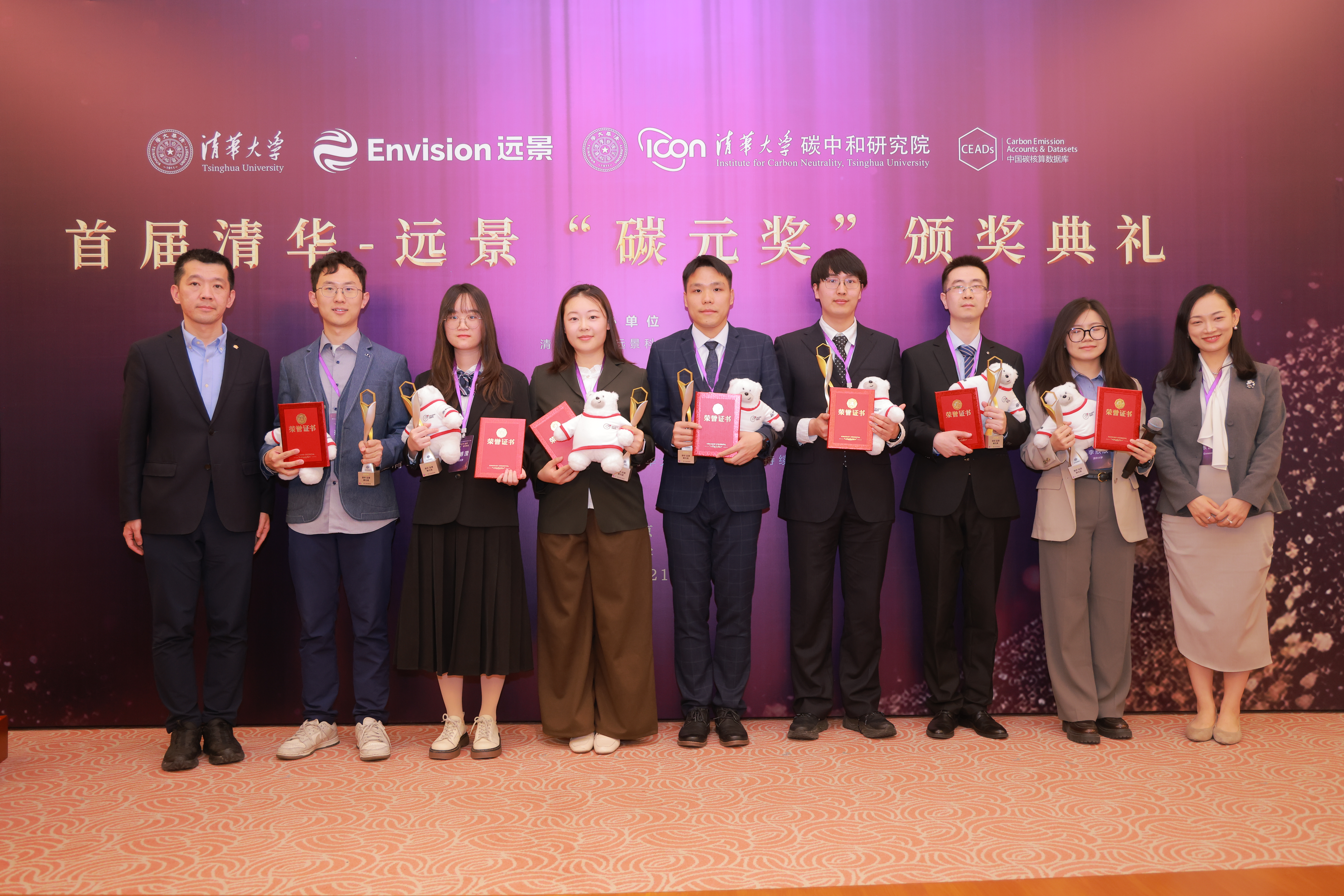 嘉宾为获奖代表颁奖3.JPG