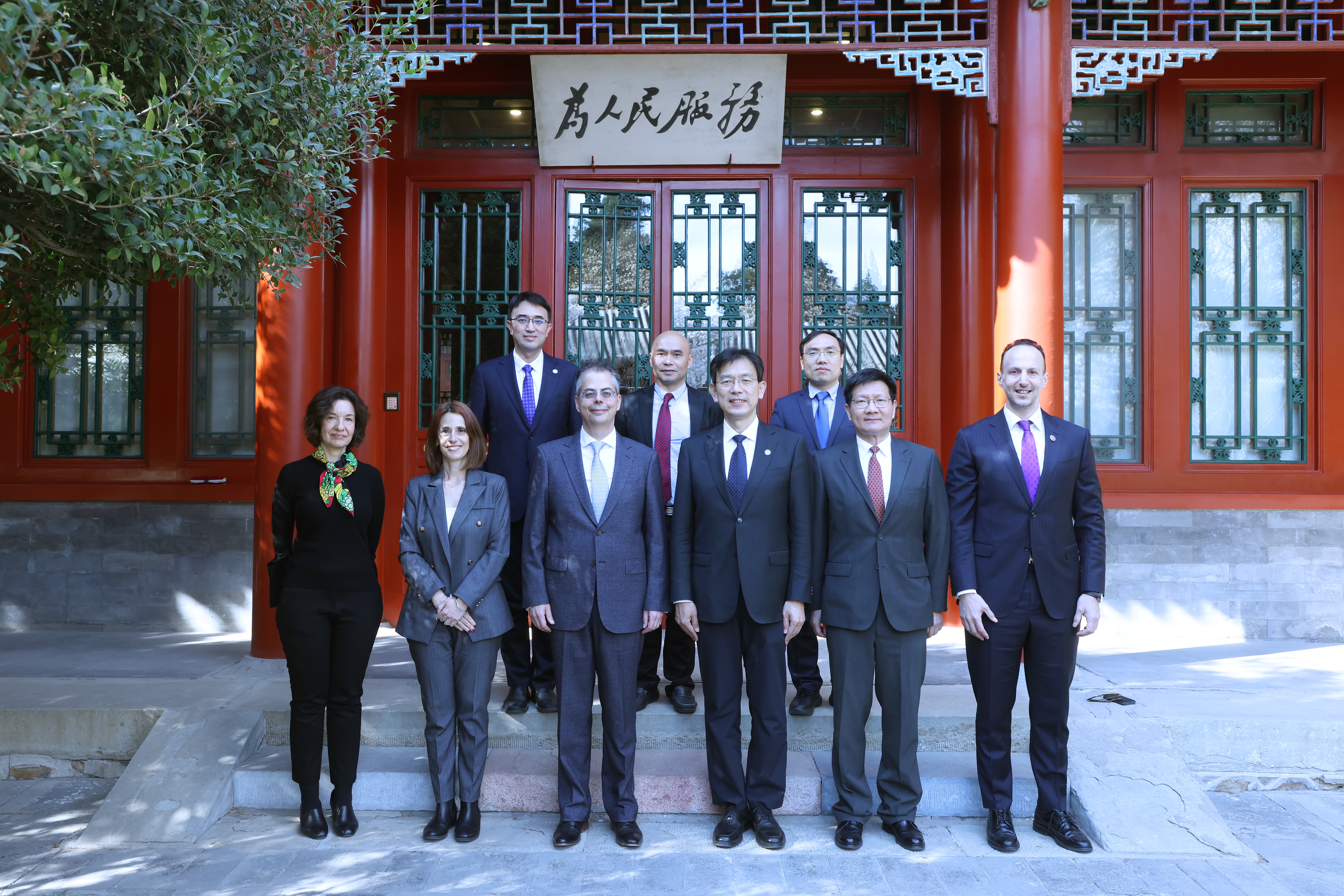 20250328-李路明校长会见希腊驻华大便埃夫耶尼奥斯卡尔佩里斯-摄影许刚-与会人员合影.JPG