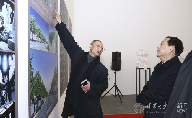 09-曾成刚教授向刘晓峰副主席介绍创作构??副本.jpg